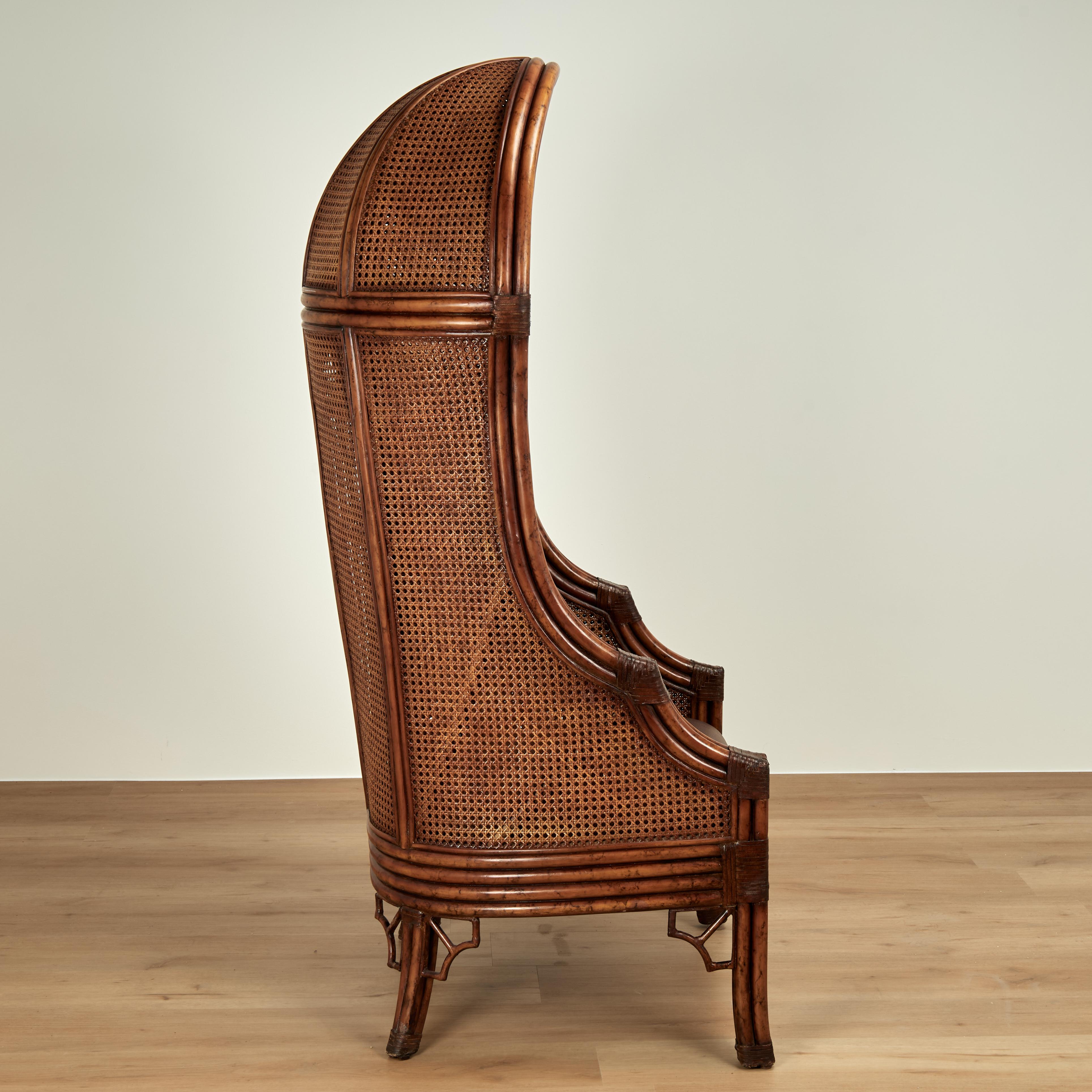 Paar British Colonial Style Faux Bamboo Caned Porters Stühle Vintage (Handgefertigt) im Angebot