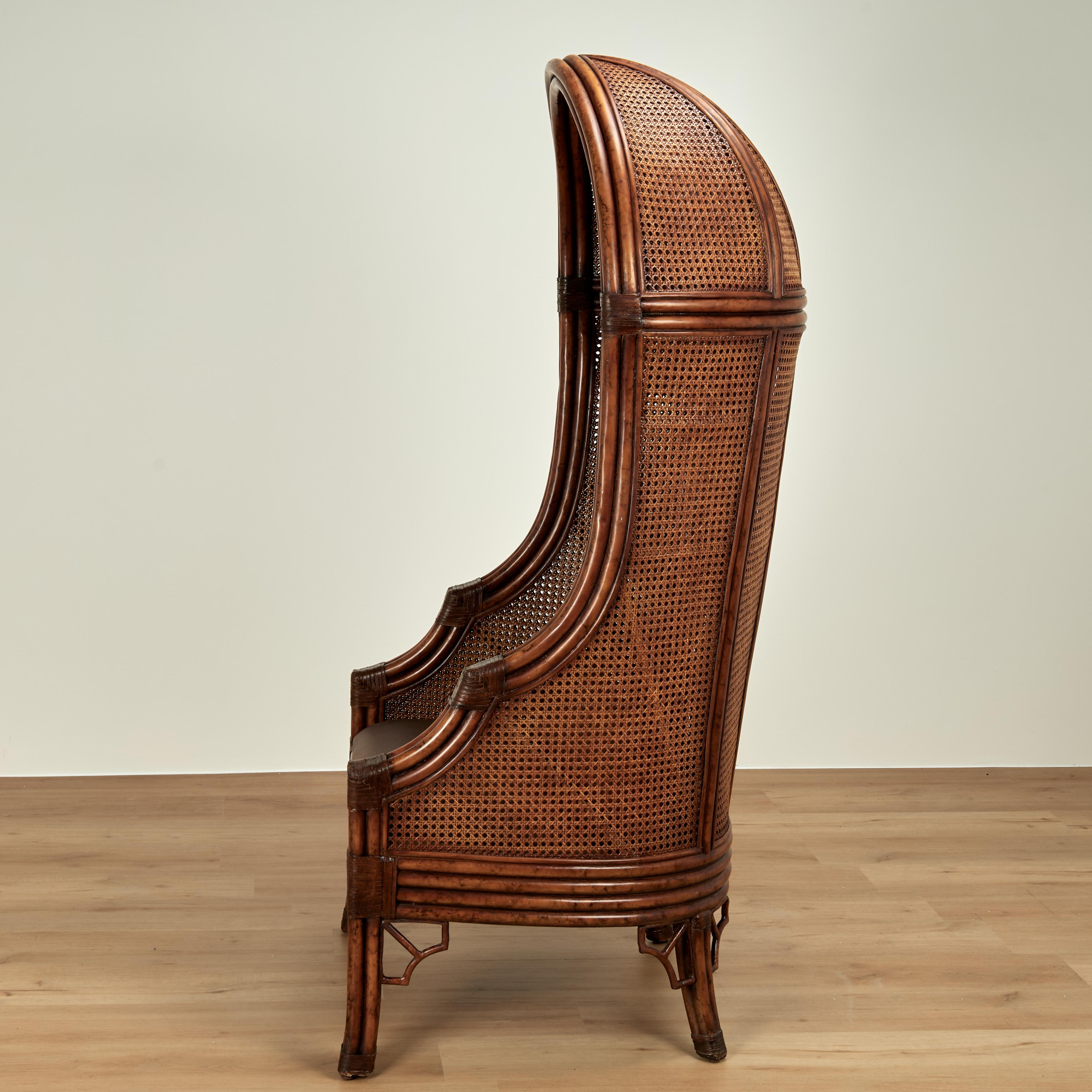 Paar British Colonial Style Faux Bamboo Caned Porters Stühle Vintage (20. Jahrhundert) im Angebot