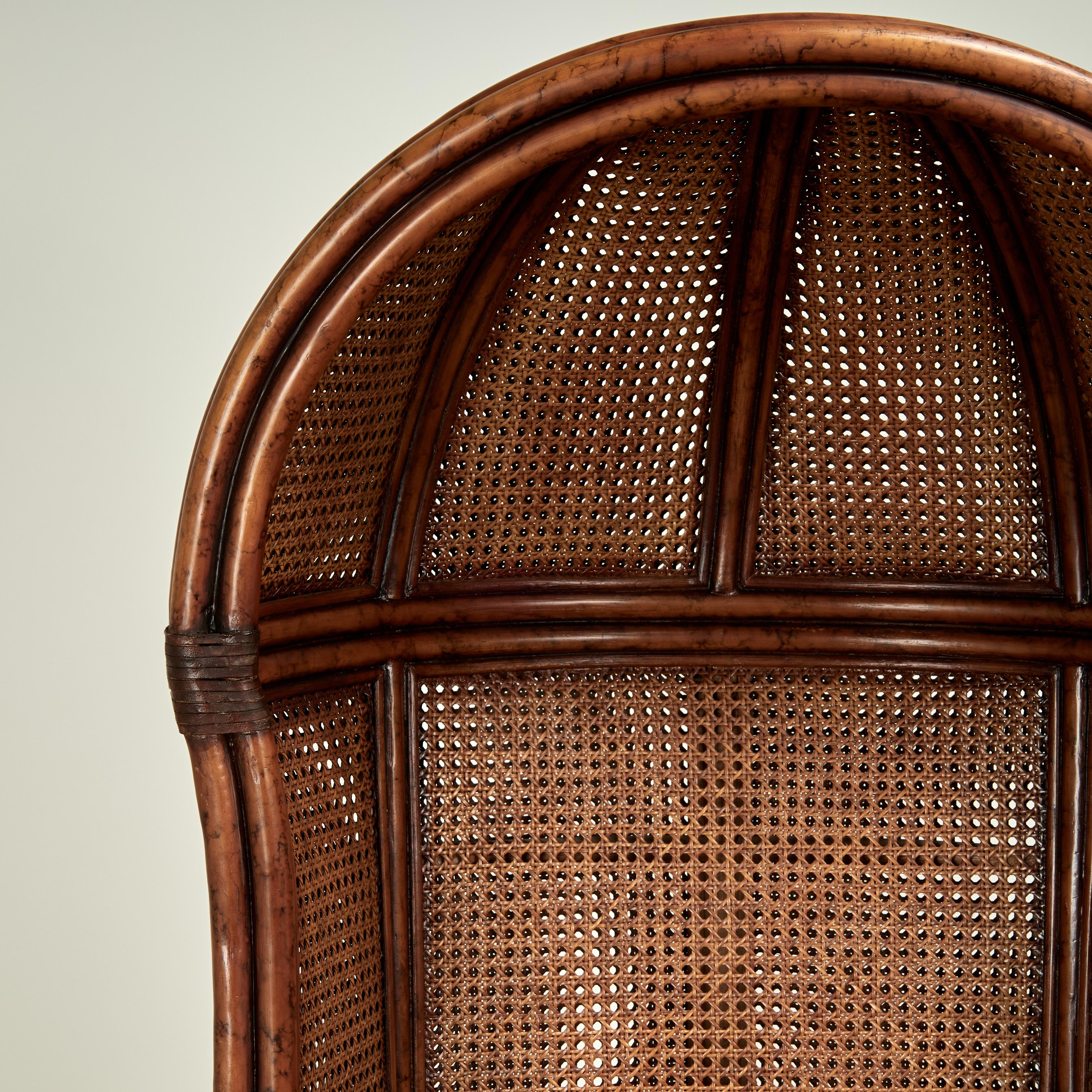 Paar British Colonial Style Faux Bamboo Caned Porters Stühle Vintage (Kunstbambus) im Angebot