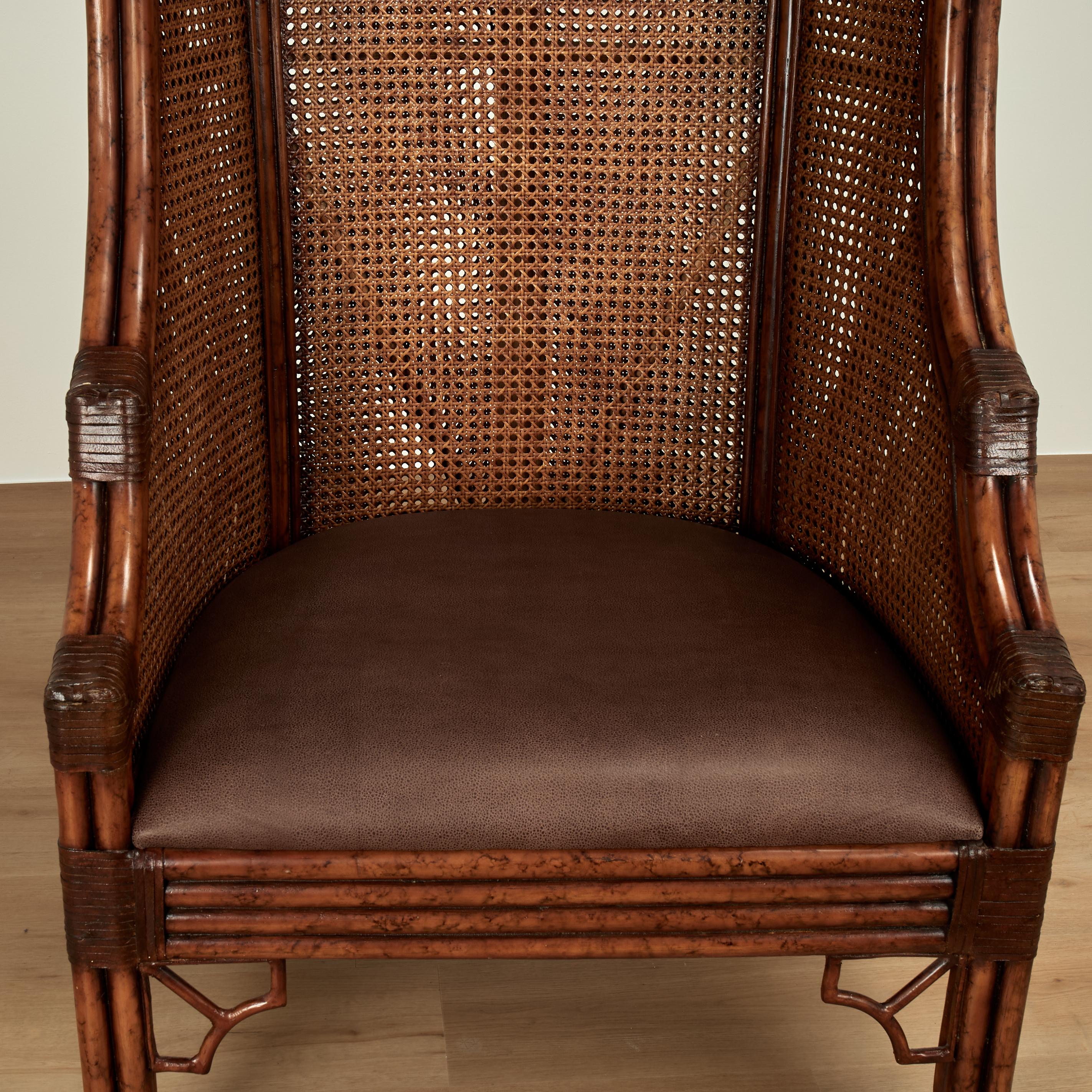 Paar British Colonial Style Faux Bamboo Caned Porters Stühle Vintage im Angebot 1
