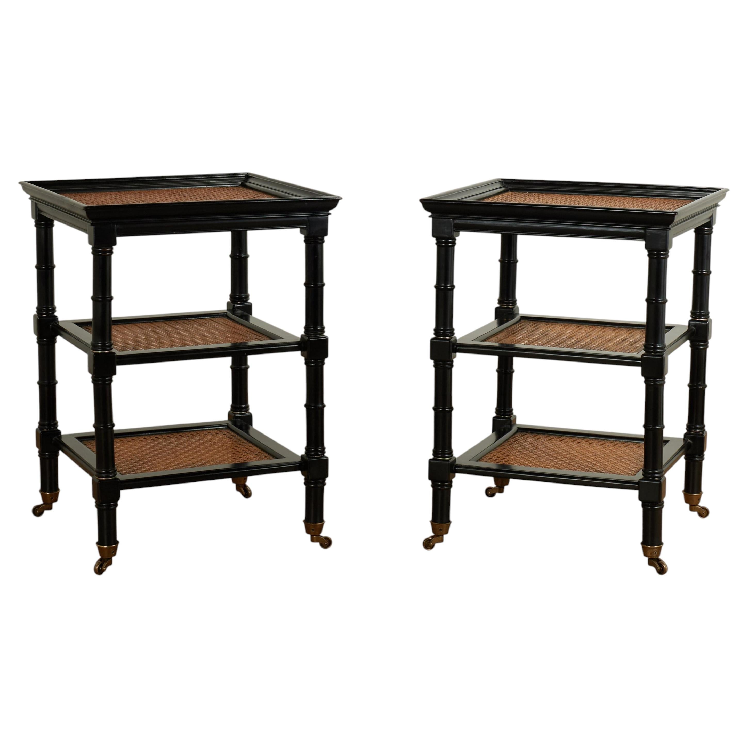 Paire de présentoirs vintage de style British Colonial à trois étages, en imitation bambou et à structure en osier