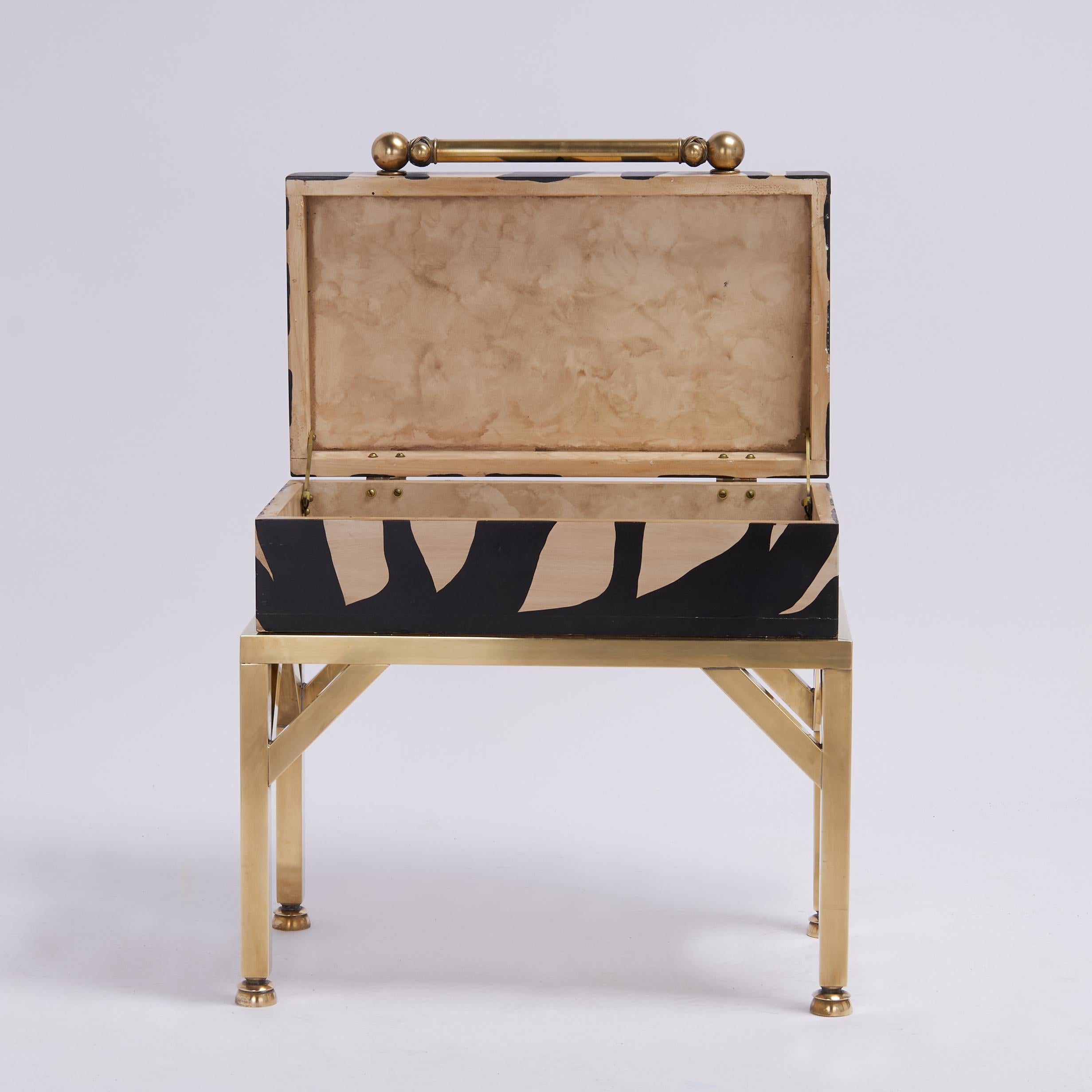 Paire de boîtes en faux zèbre sur stand, de style British Colonial en vente 5