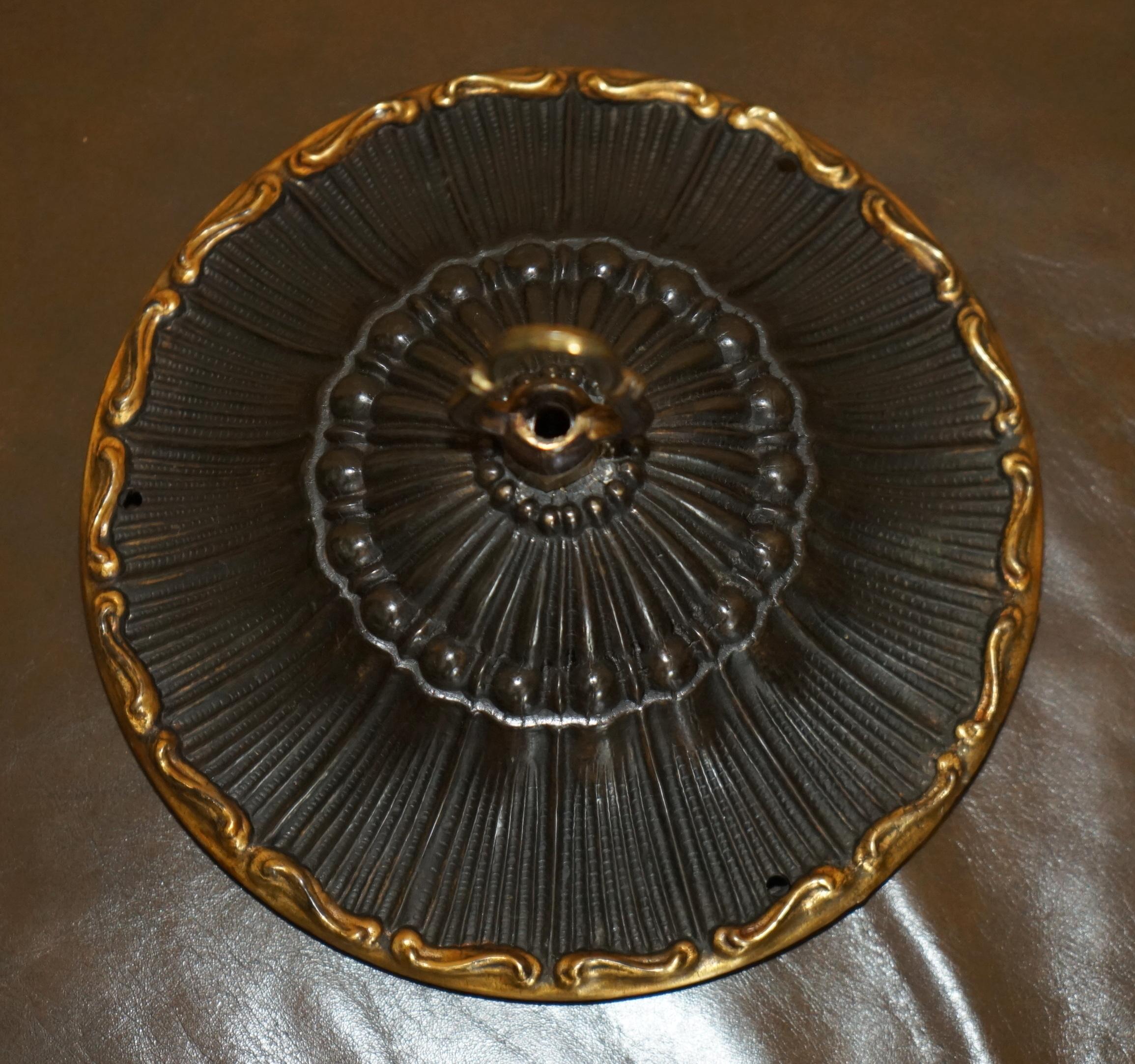 Vittoriano COPPIA DI GANCI PER LUCI A SOFFITTO E A CAMPANILE IN BRONZO E OTTONE d'epoca in vendita