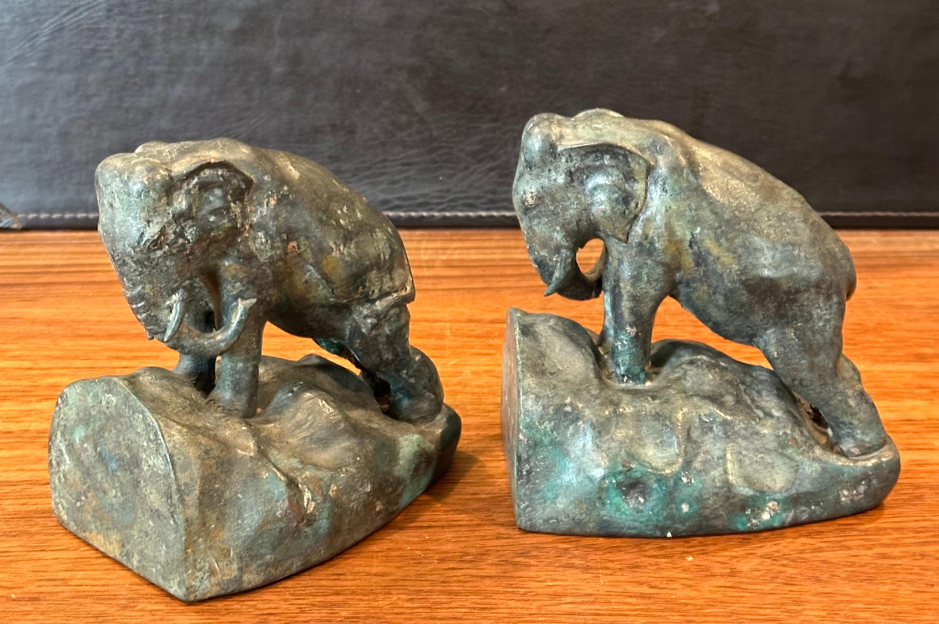 Coppia di reggilibri Elefante da carica in bronzo d'epoca in vendita 3