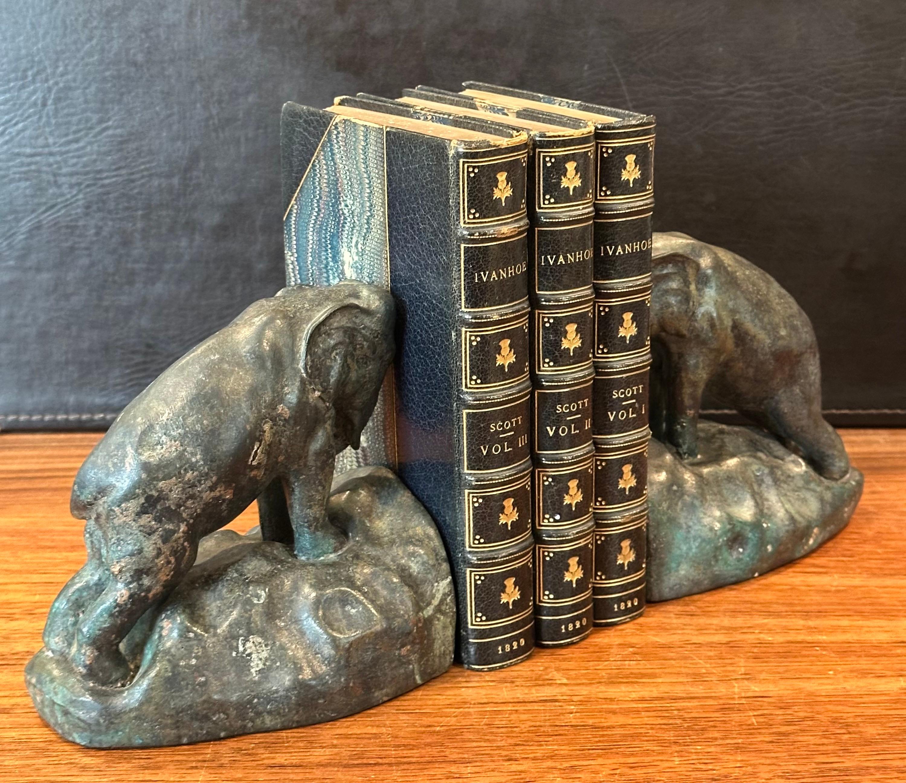 Coppia di reggilibri Elefante da carica in bronzo d'epoca in vendita 4