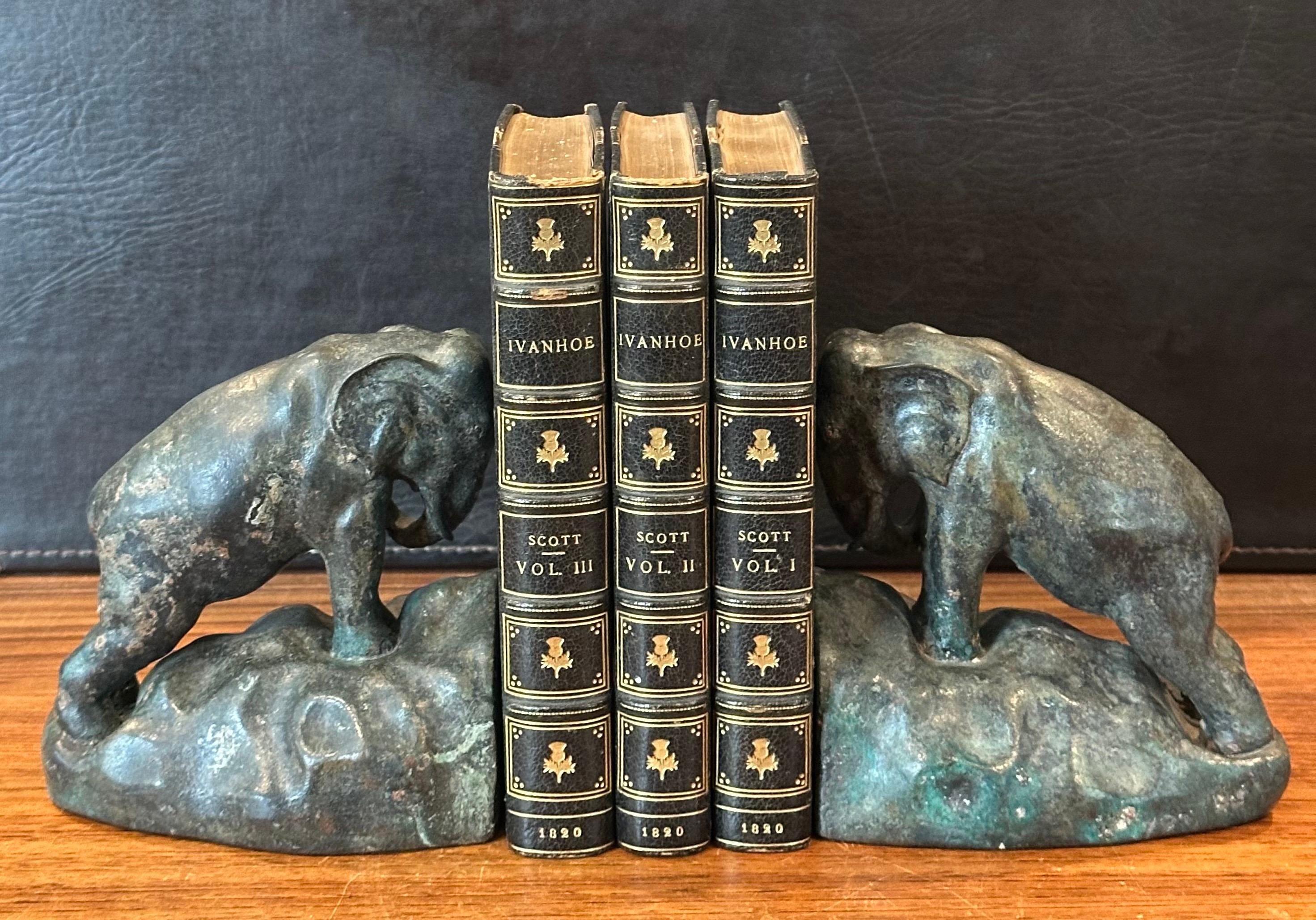 Coppia di reggilibri Elefante da carica in bronzo d'epoca in vendita 5
