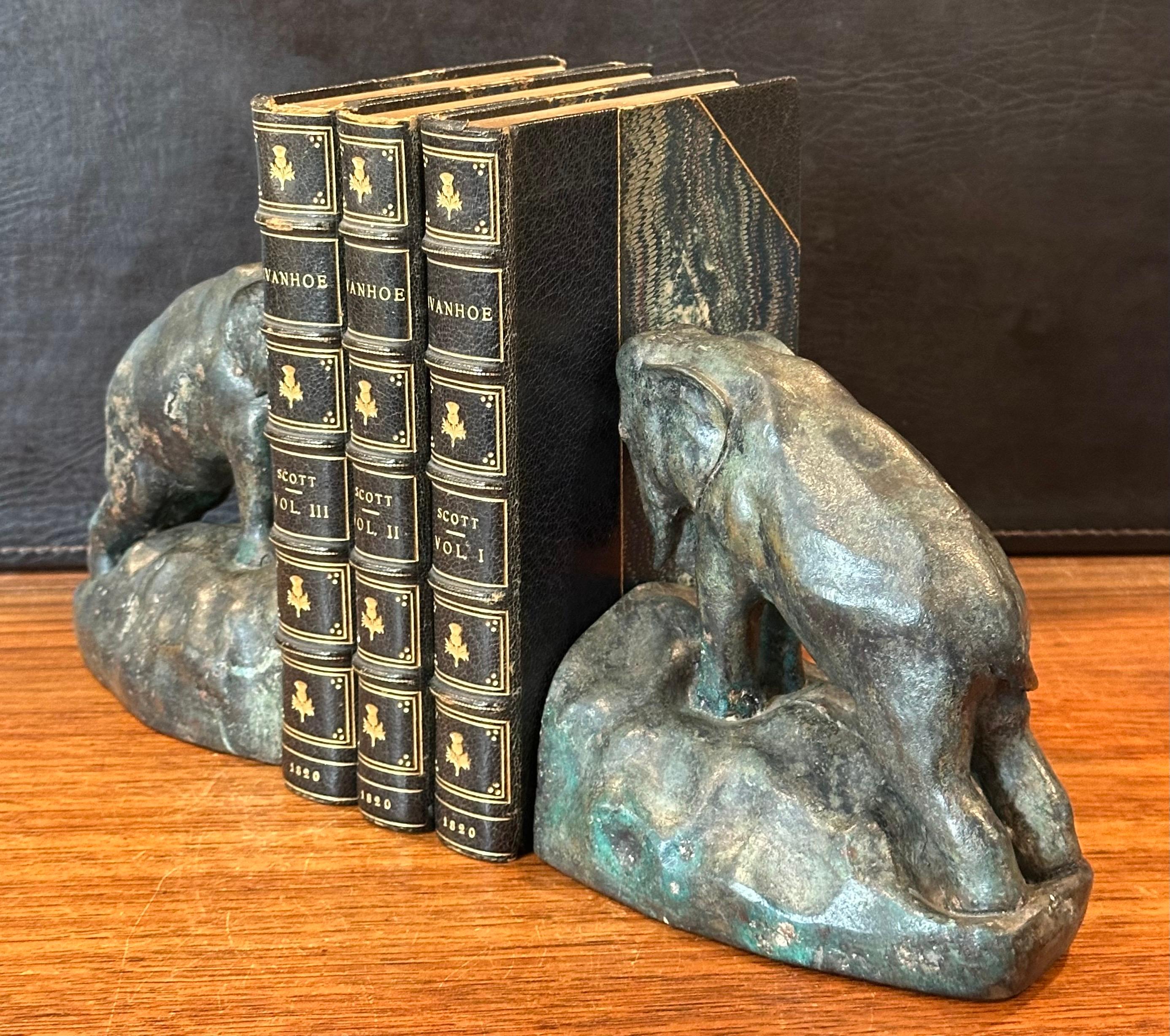 Coppia di reggilibri Elefante da carica in bronzo d'epoca in vendita 6