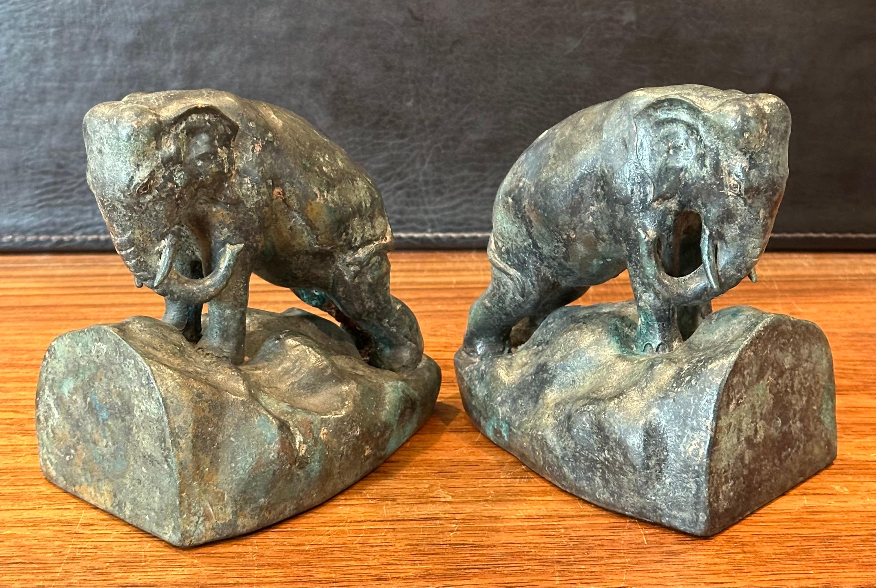 Coppia di reggilibri Elefante da carica in bronzo d'epoca in vendita 7