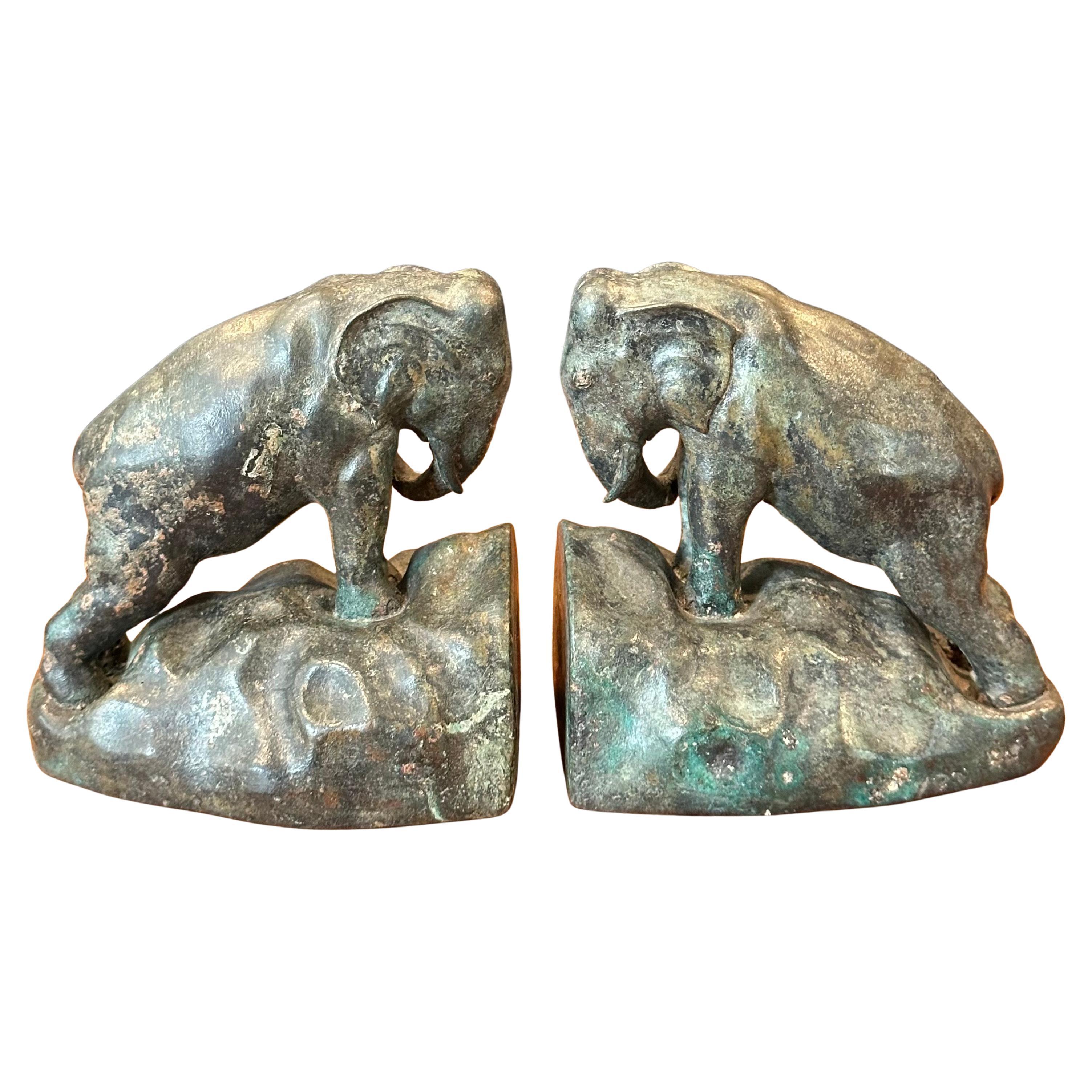 Art Déco Coppia di reggilibri Elefante da carica in bronzo d'epoca in vendita
