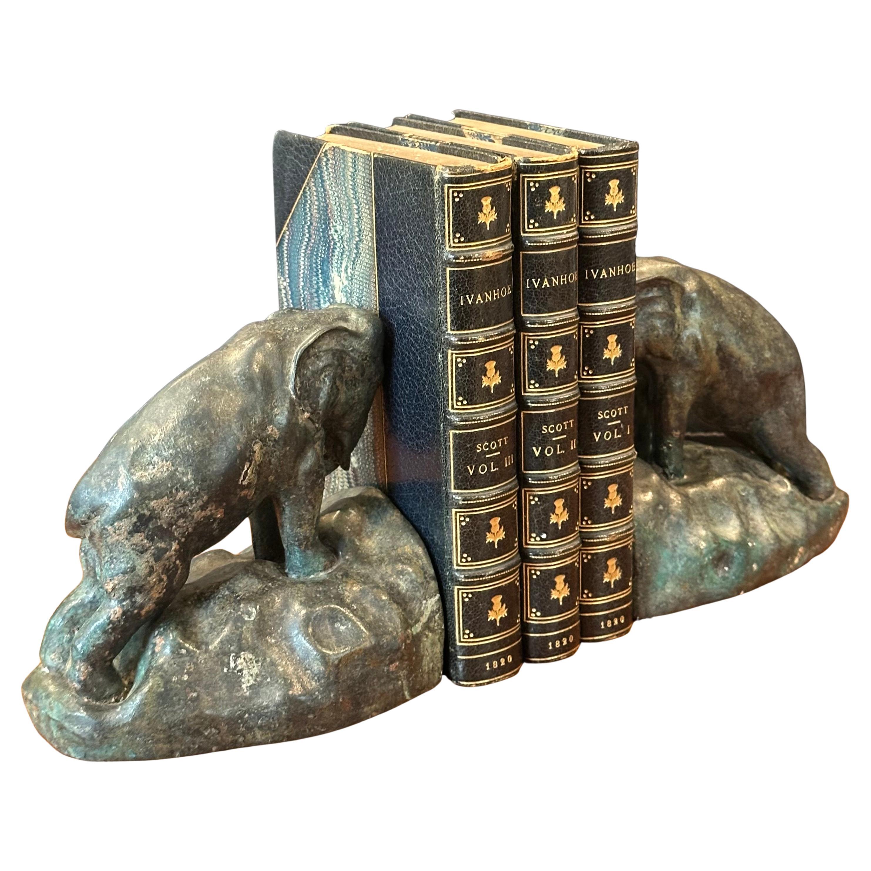 Americano Coppia di reggilibri Elefante da carica in bronzo d'epoca in vendita