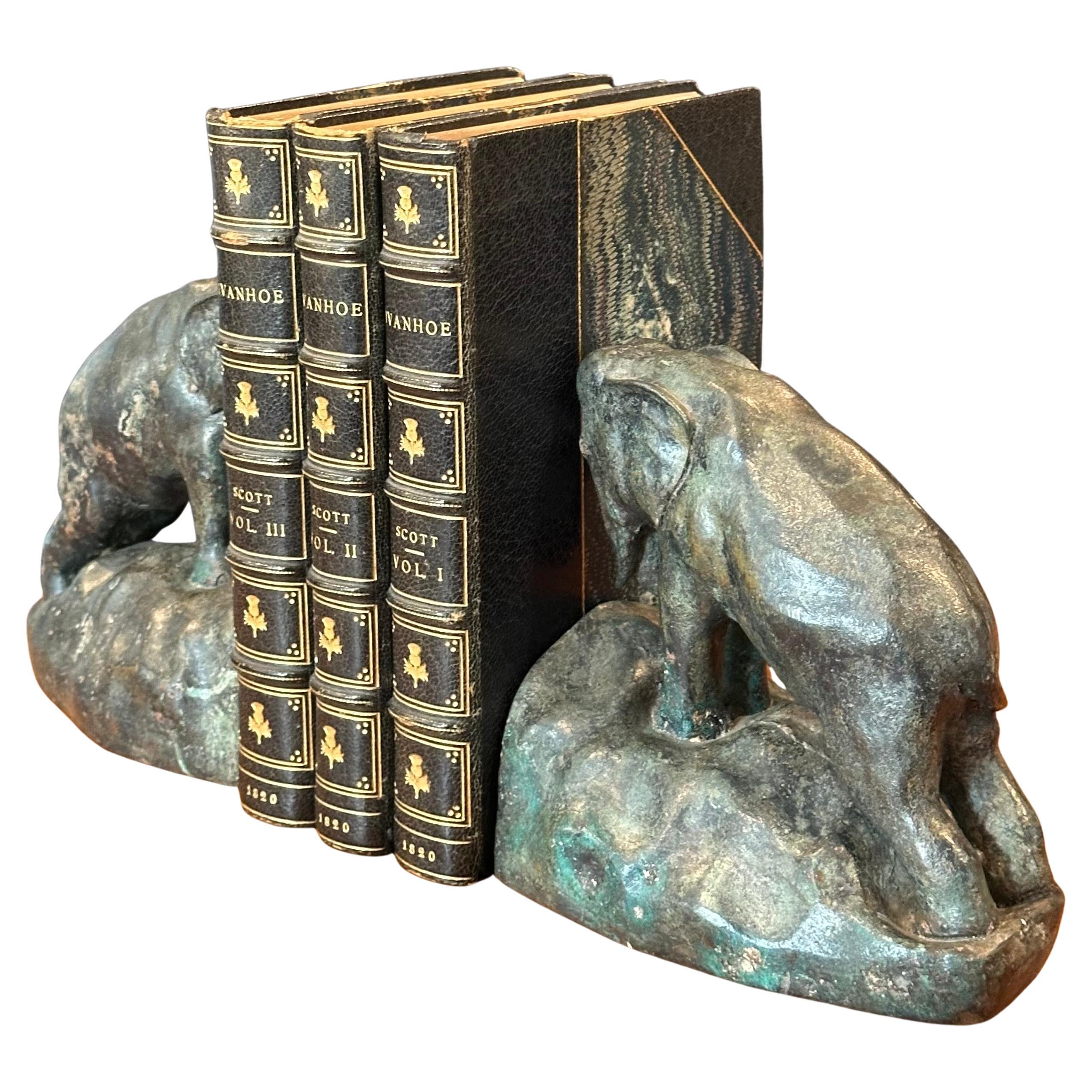 Coppia di reggilibri Elefante da carica in bronzo d'epoca In condizioni buone in vendita a San Diego, CA