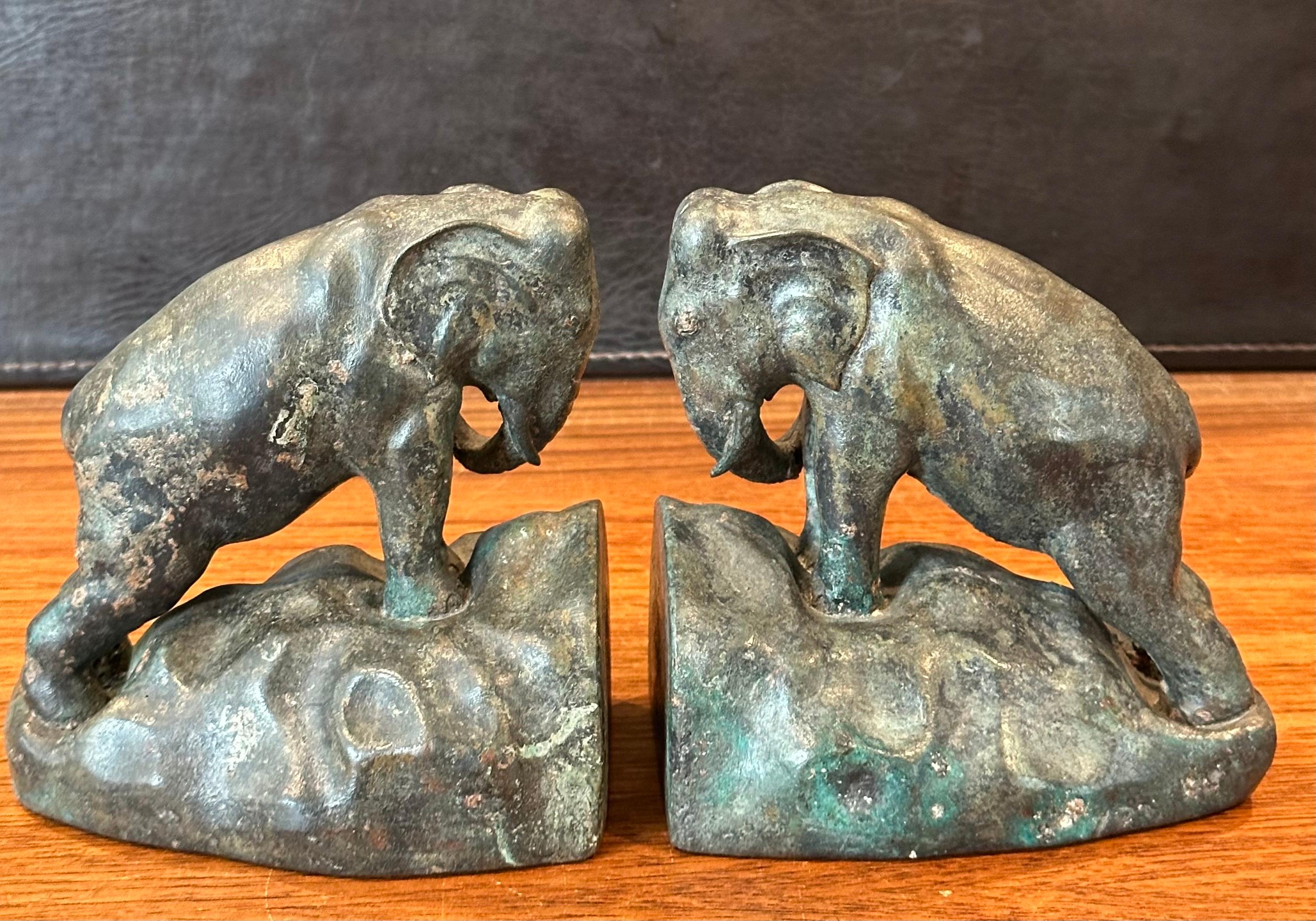 XX secolo Coppia di reggilibri Elefante da carica in bronzo d'epoca in vendita