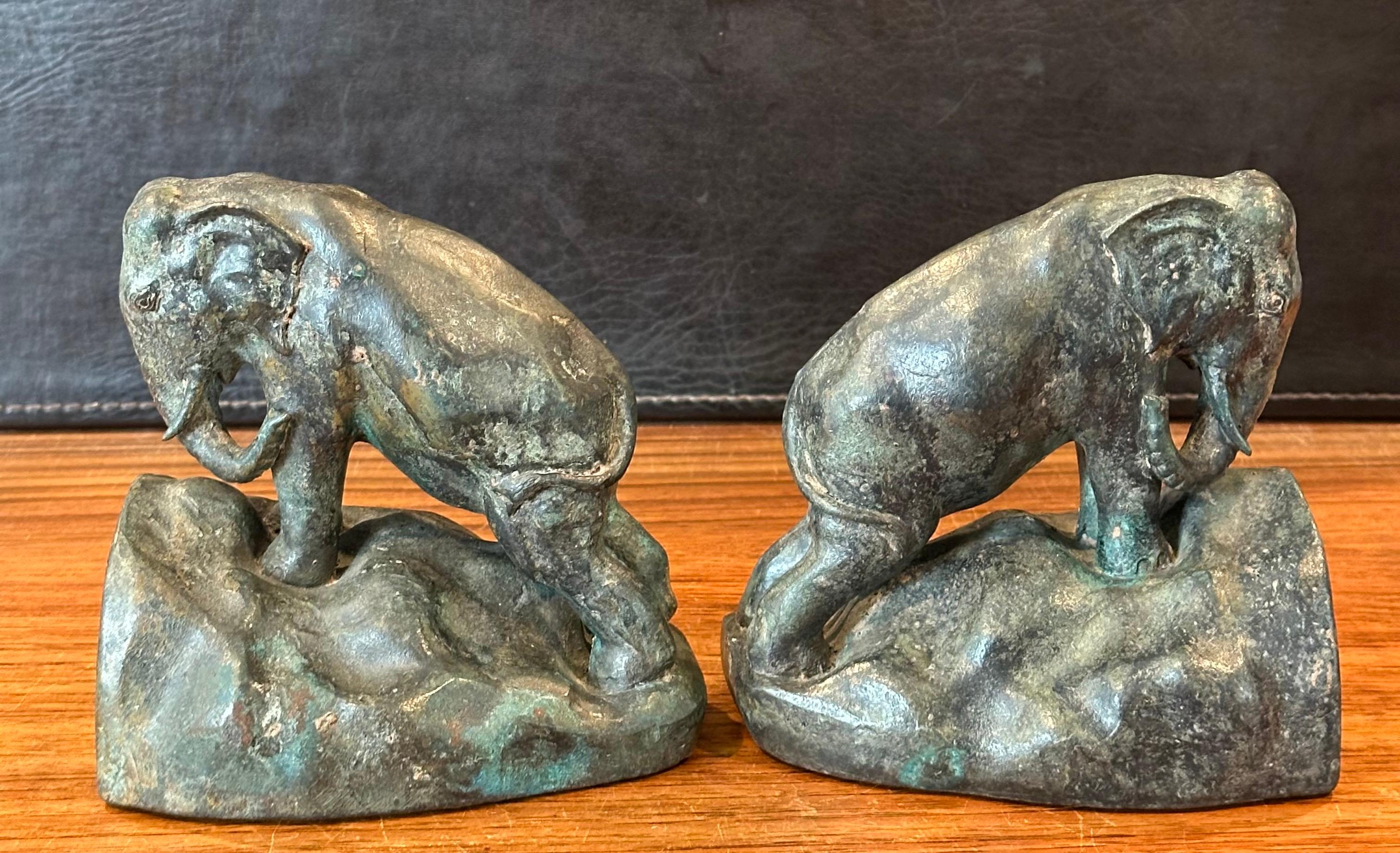 Bronzo Coppia di reggilibri Elefante da carica in bronzo d'epoca in vendita