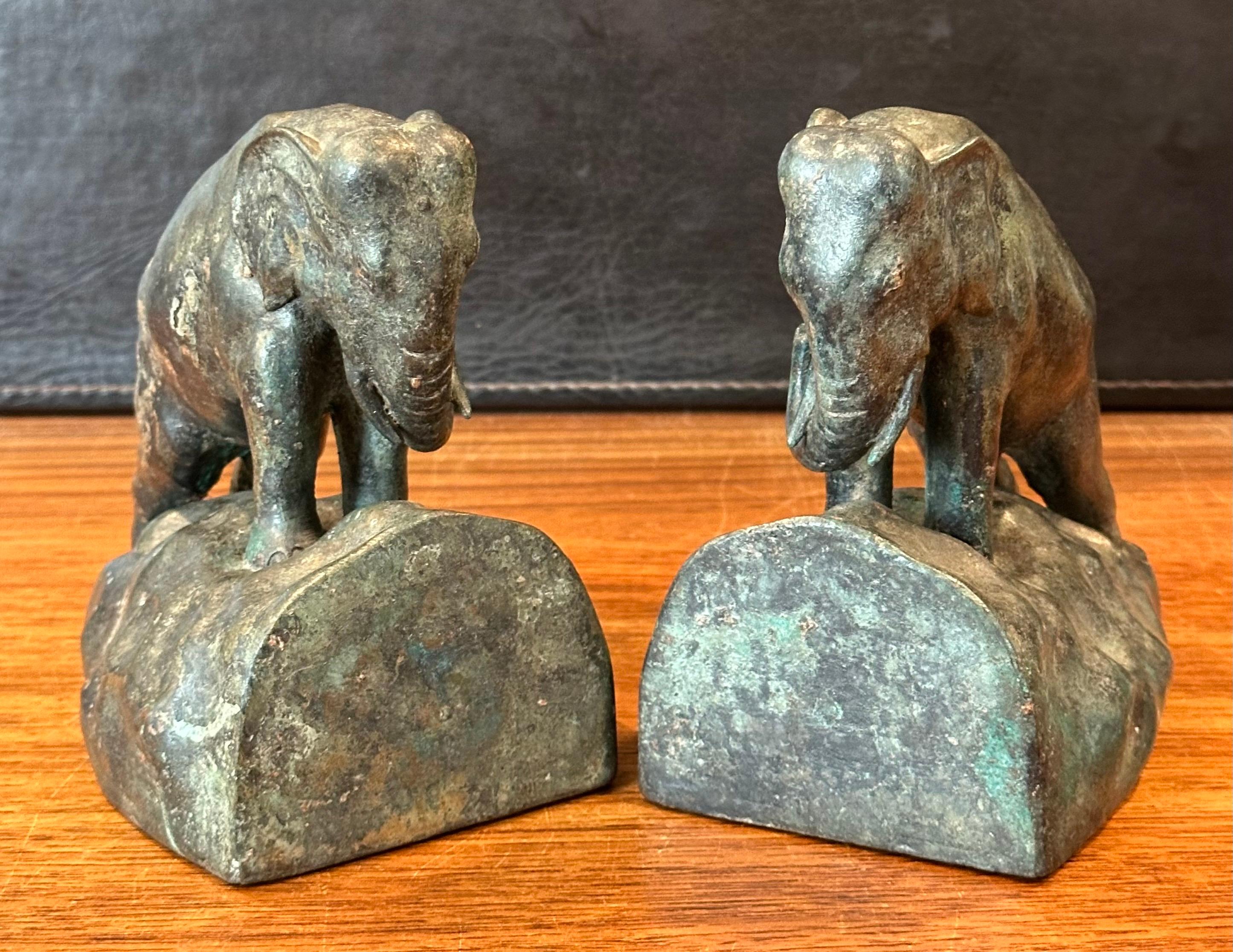 Coppia di reggilibri Elefante da carica in bronzo d'epoca in vendita 2