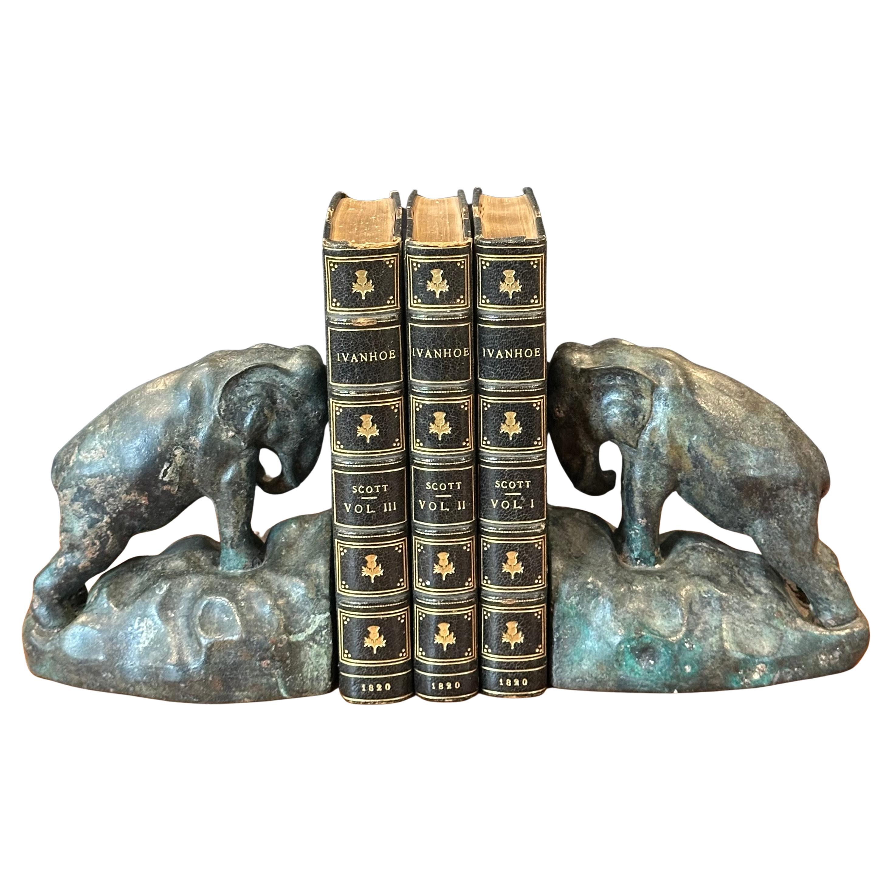 Coppia di reggilibri Elefante da carica in bronzo d'epoca