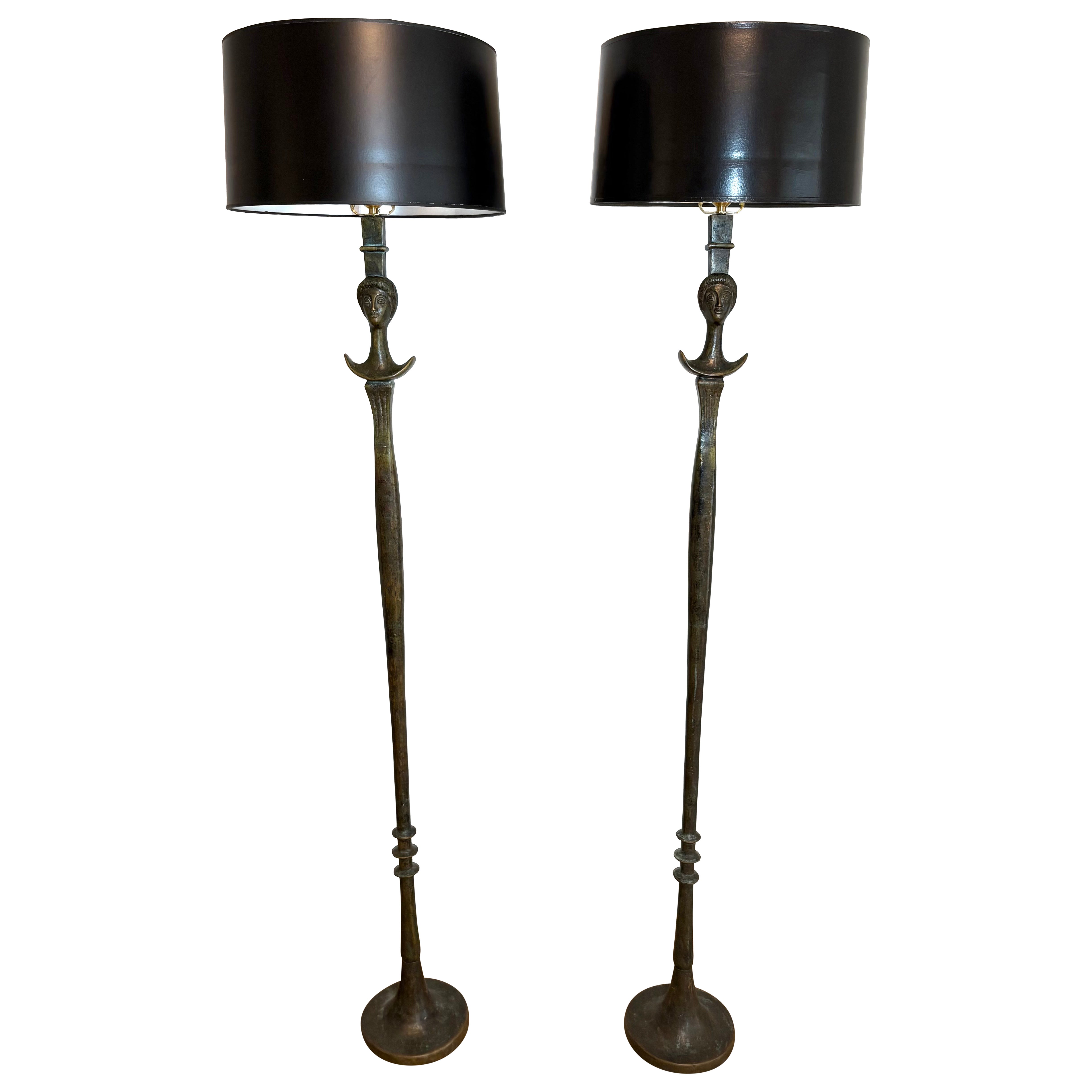 Par de lámparas de pie vintage de bronce inspiradas en la «Tête de Femme» de Diego Giacometti, 1960