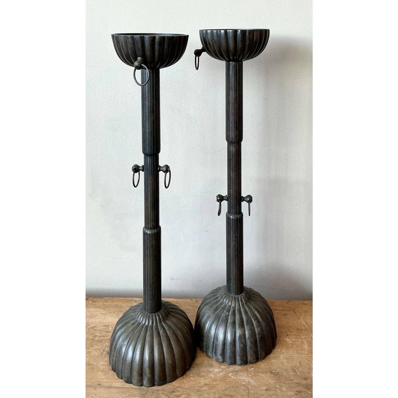 Industriale Coppia di candelieri scanalati in bronzo d'epoca in vendita