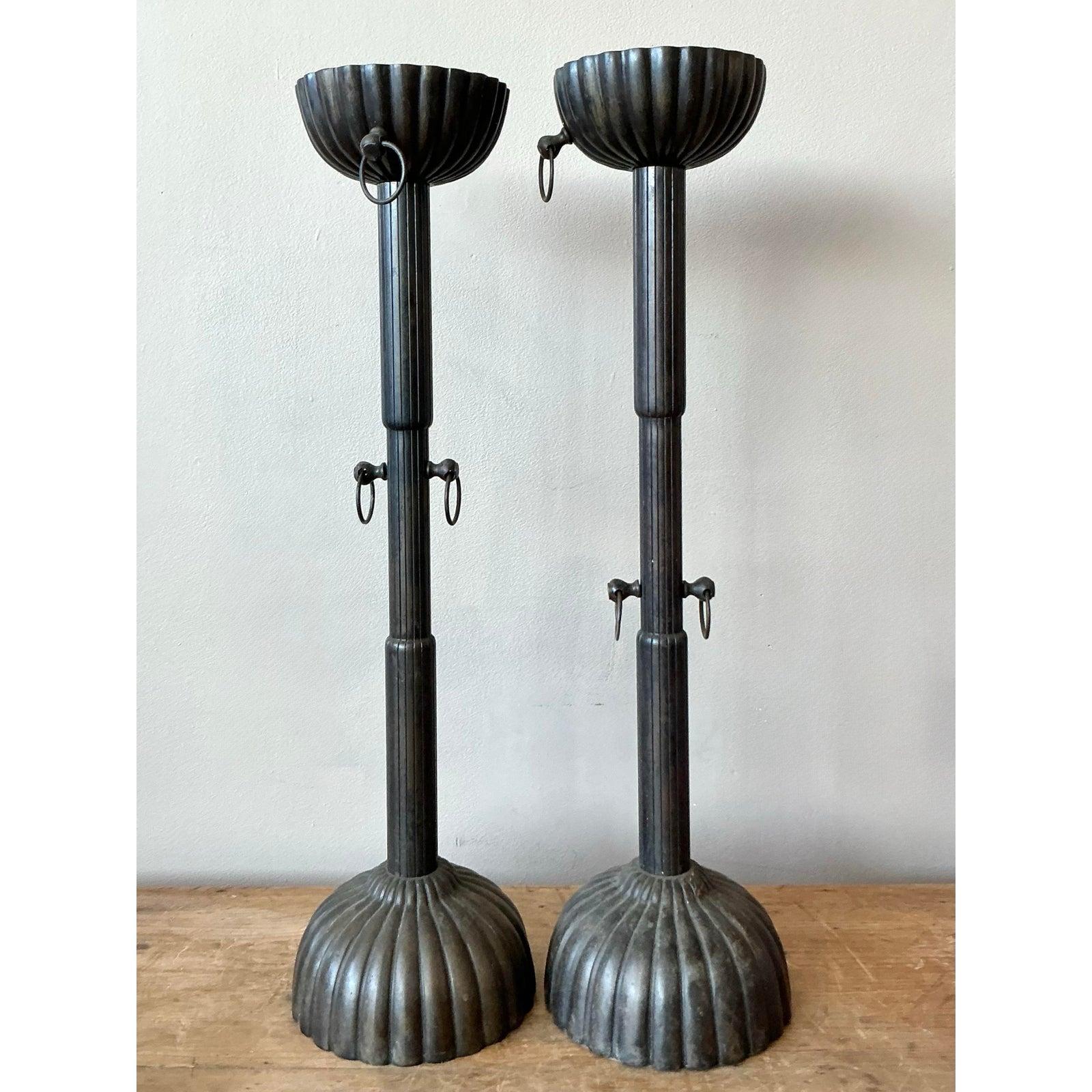 Coppia di candelieri scanalati in bronzo d'epoca In condizioni buone in vendita a West Palm Beach, FL