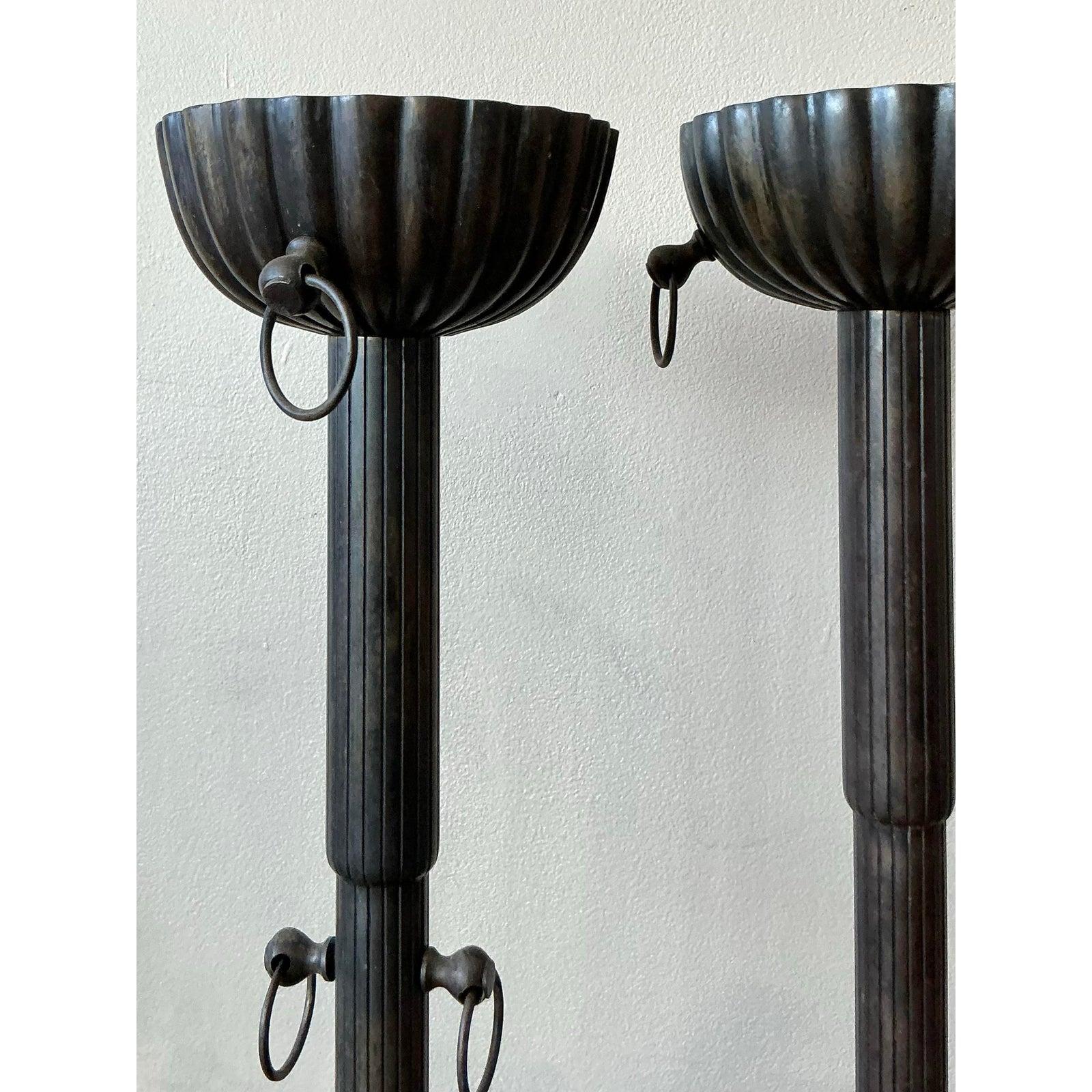 XX secolo Coppia di candelieri scanalati in bronzo d'epoca in vendita