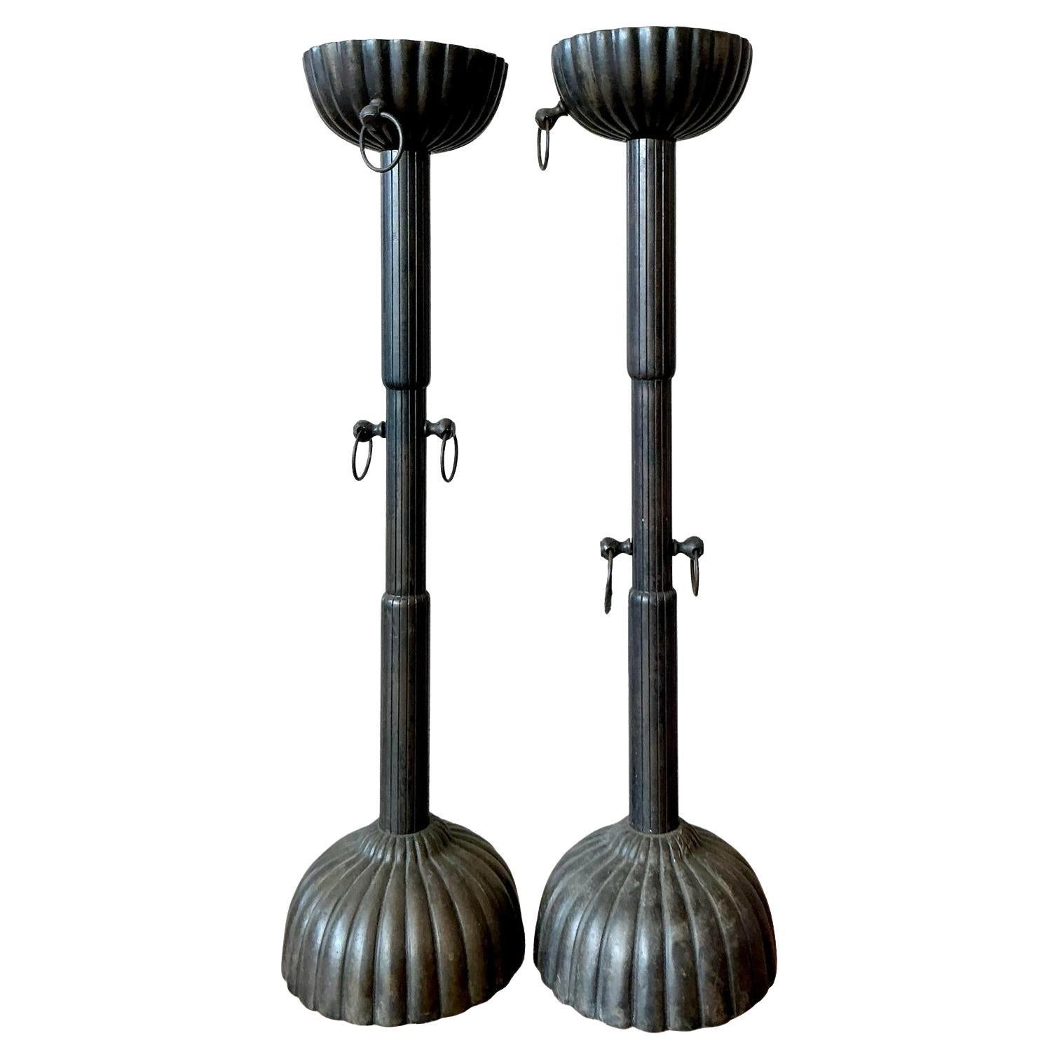 Coppia di candelieri scanalati in bronzo d'epoca in vendita