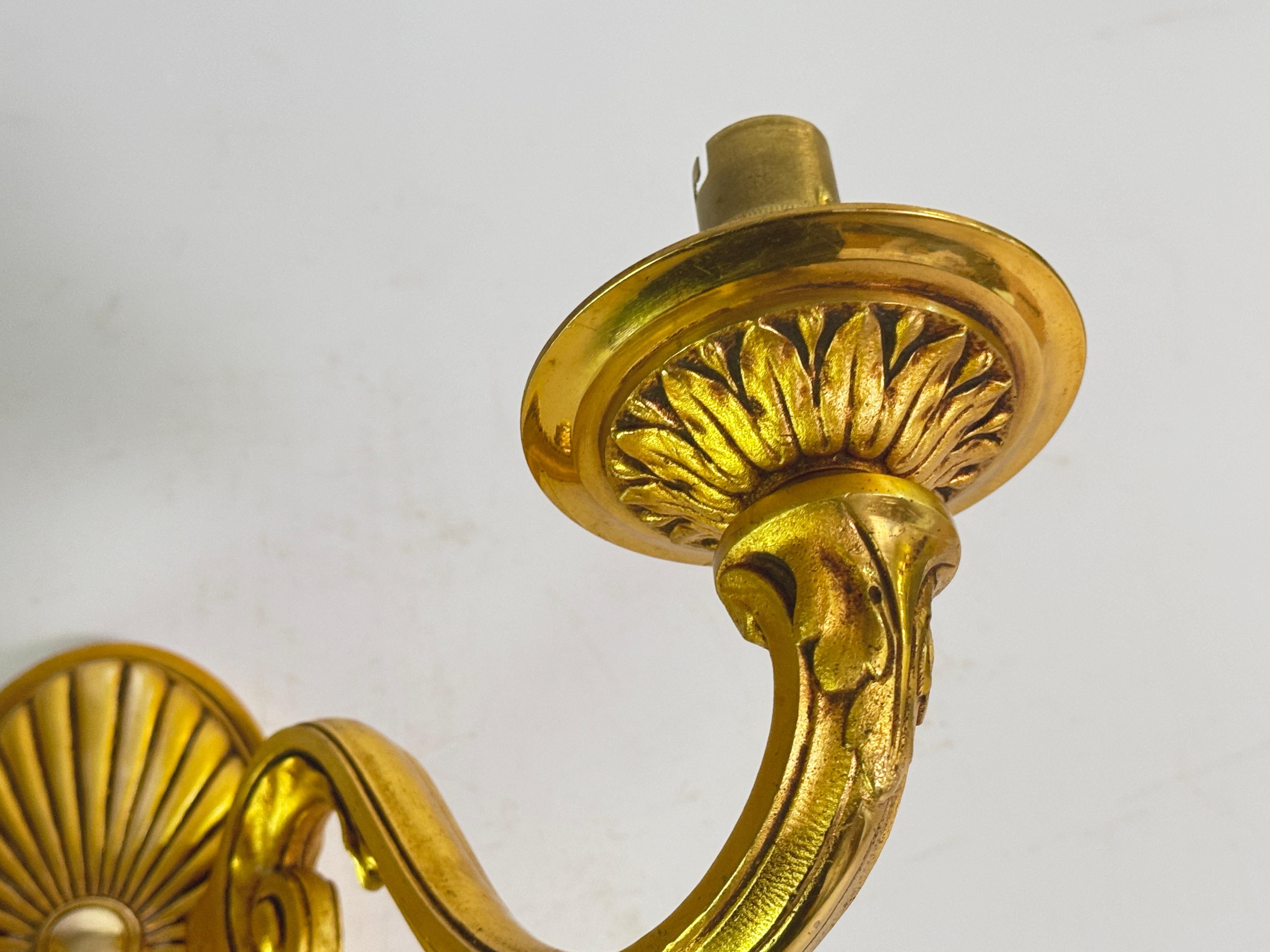 Coppia di lampade francesi d'epoca in ferro color oro XX secolo