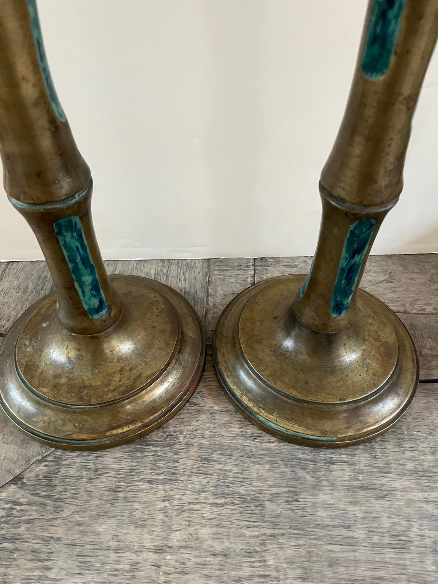 Milieu du XXe siècle Paire de lampes de bureau vintage en bronze conçues par Pepe Mendoza en vente
