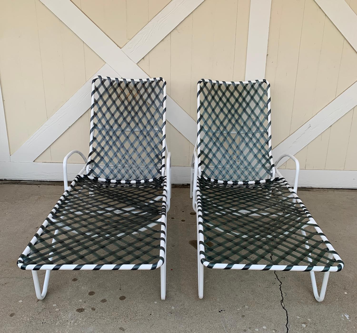 Pair of Vintage Brown Jordan Lido Chaise Lounges with Vinyl Straps In Good Condition In Los Angeles, CA