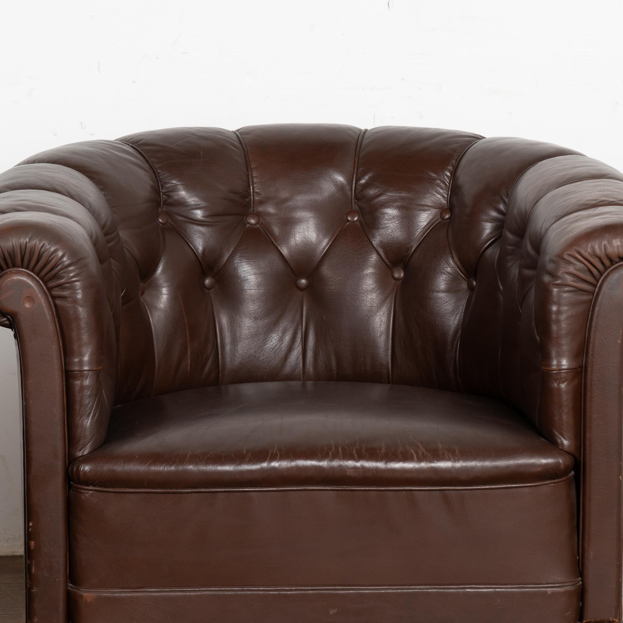 English Pair of Vintage Brown Leather Club Chairs, England circa 1940