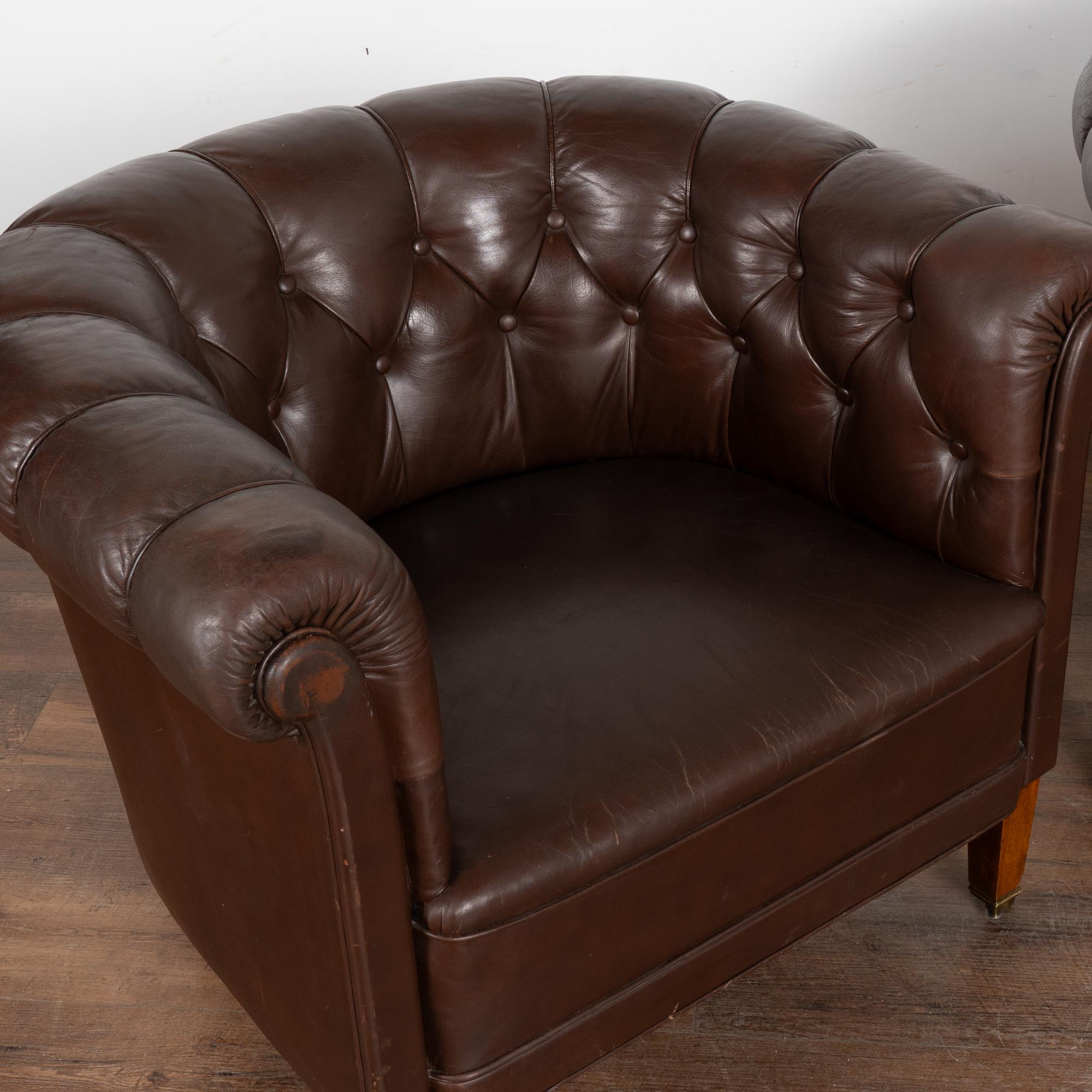 Pair of Vintage Brown Leather Club Chairs, England circa 1940 In Good Condition In Round Top, TX
