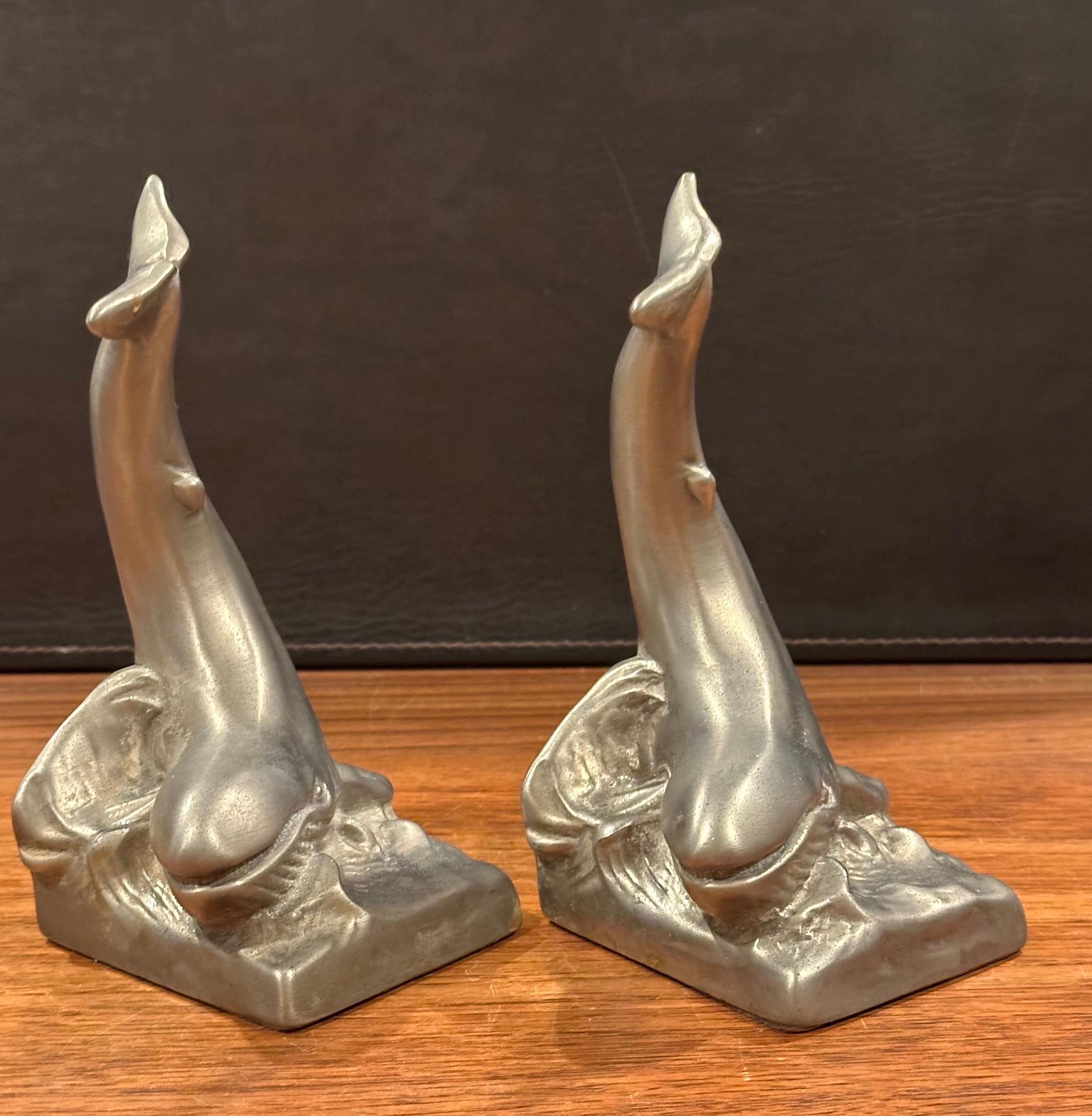 Paire de serre-livres vintage en nickel brossé représentant une baleine de P.M. Artisan en vente 4