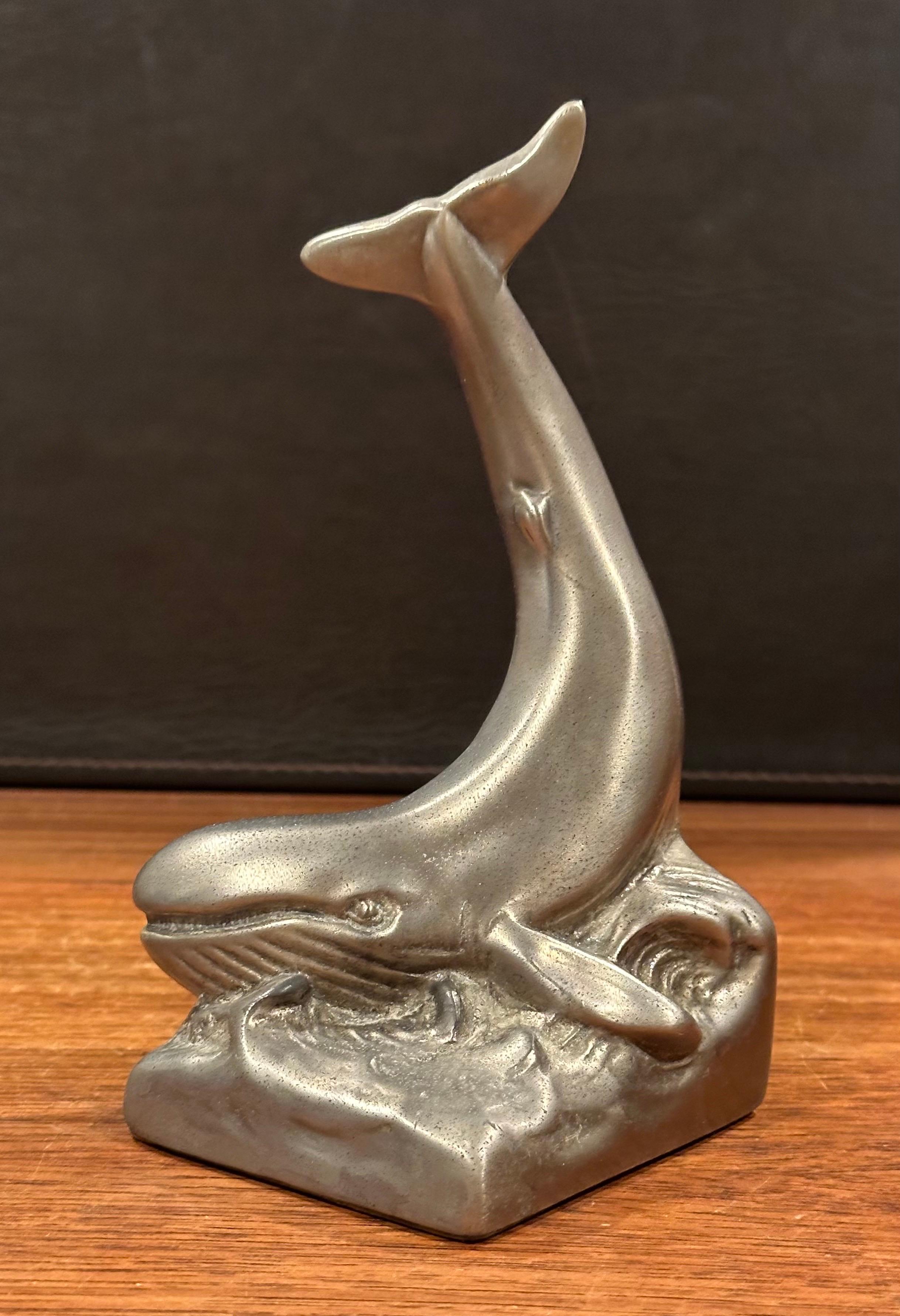 Paire de serre-livres vintage en nickel brossé représentant une baleine de P.M. Artisan en vente 6
