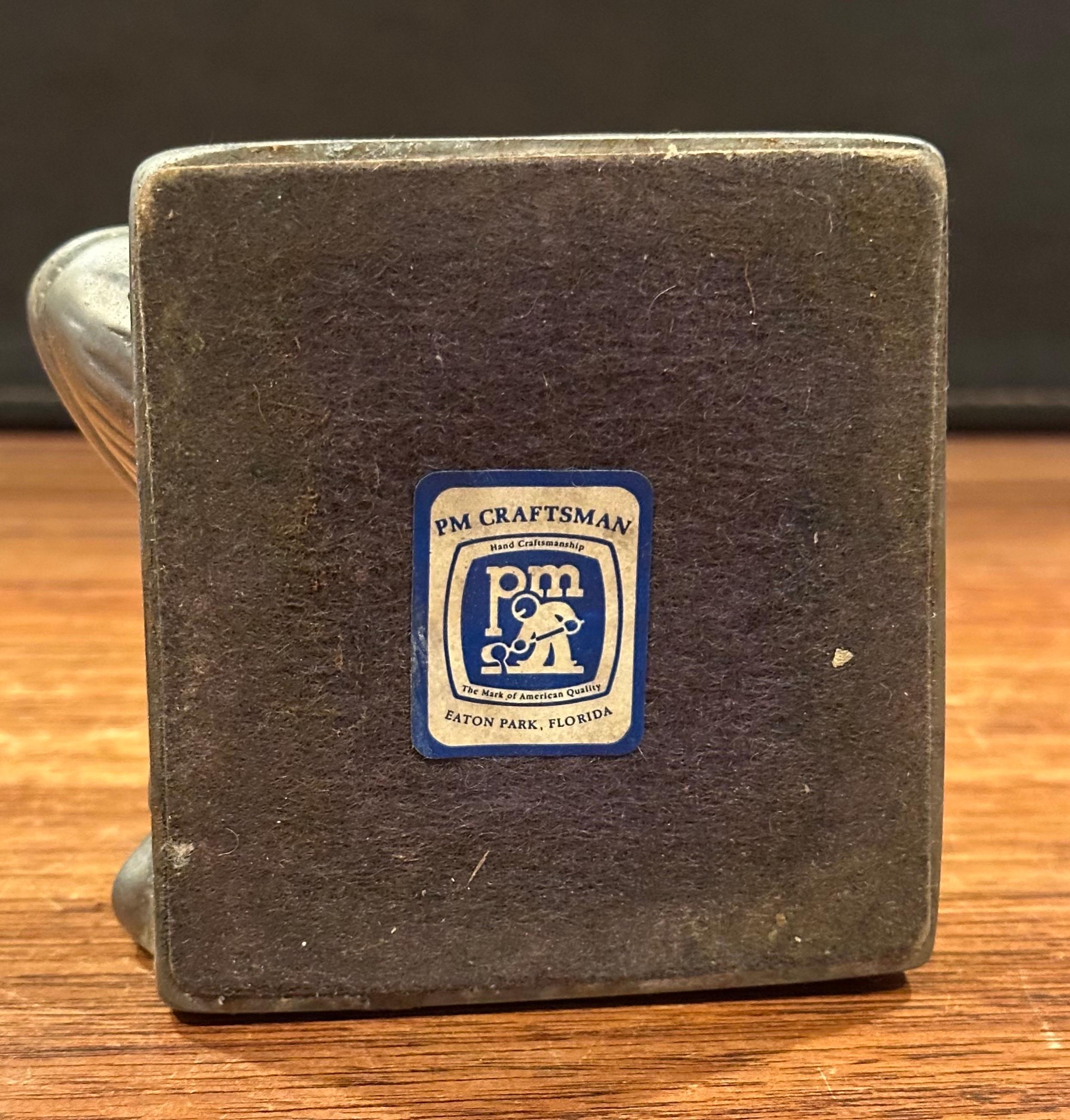 Paire de serre-livres vintage en nickel brossé représentant une baleine de P.M. Artisan en vente 7