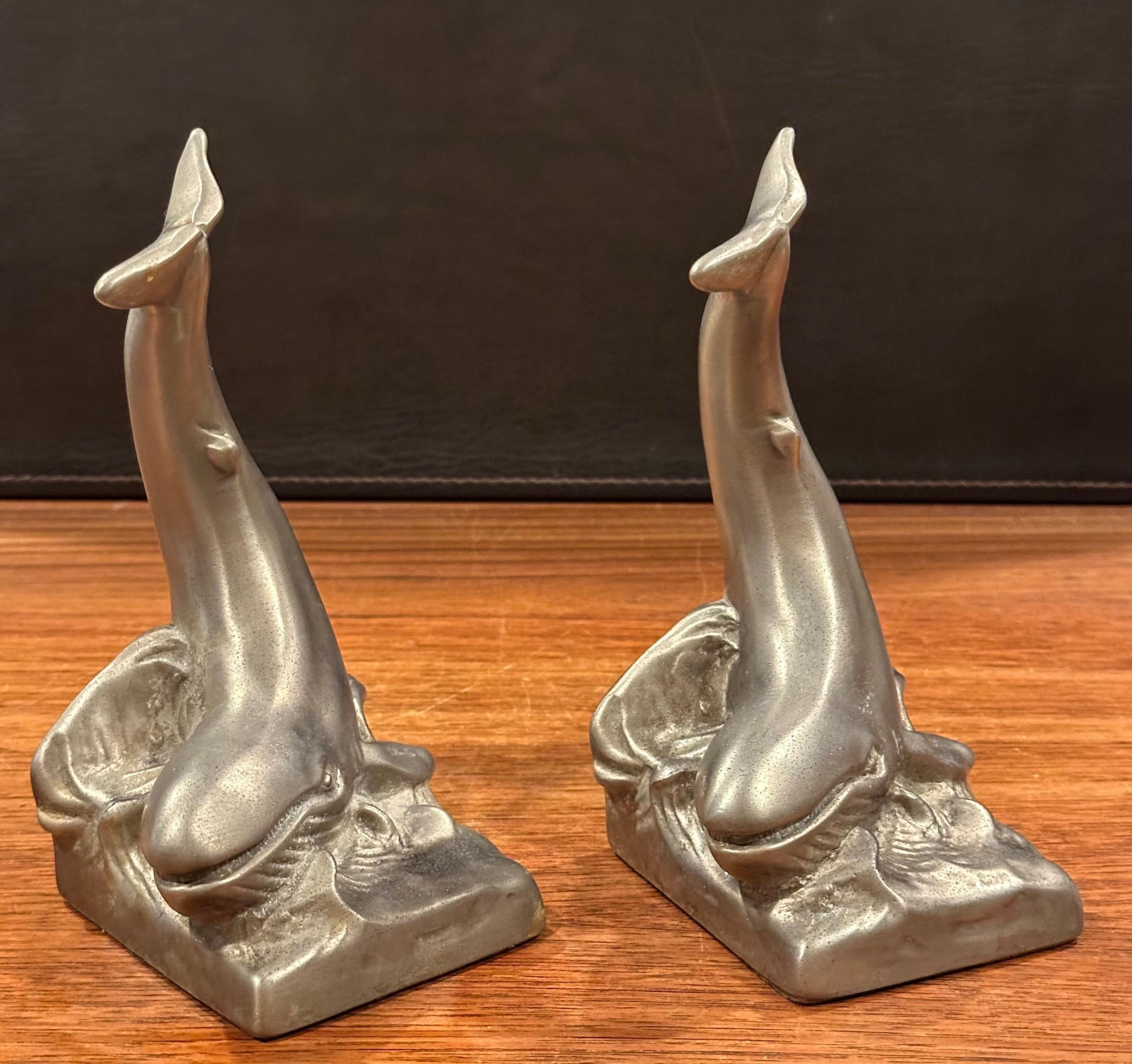 Paire de serre-livres vintage en nickel brossé représentant une baleine de P.M. Artisan en vente 9
