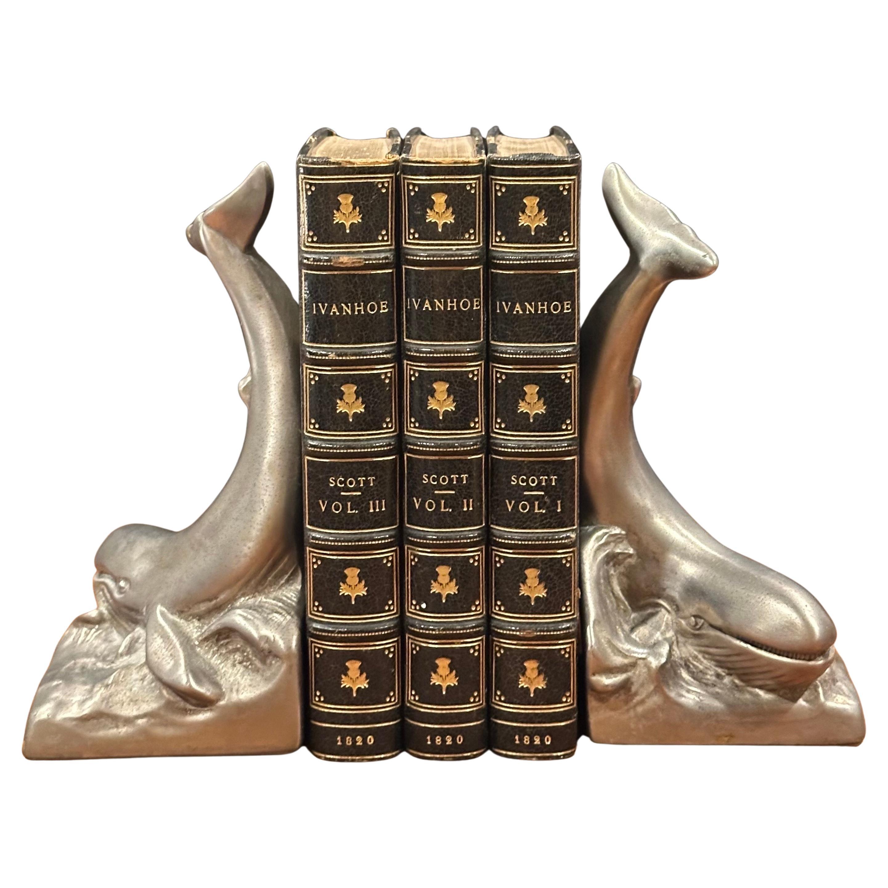 Paire de serre-livres vintage en nickel brossé représentant une baleine de P.M. Artisan en vente 10