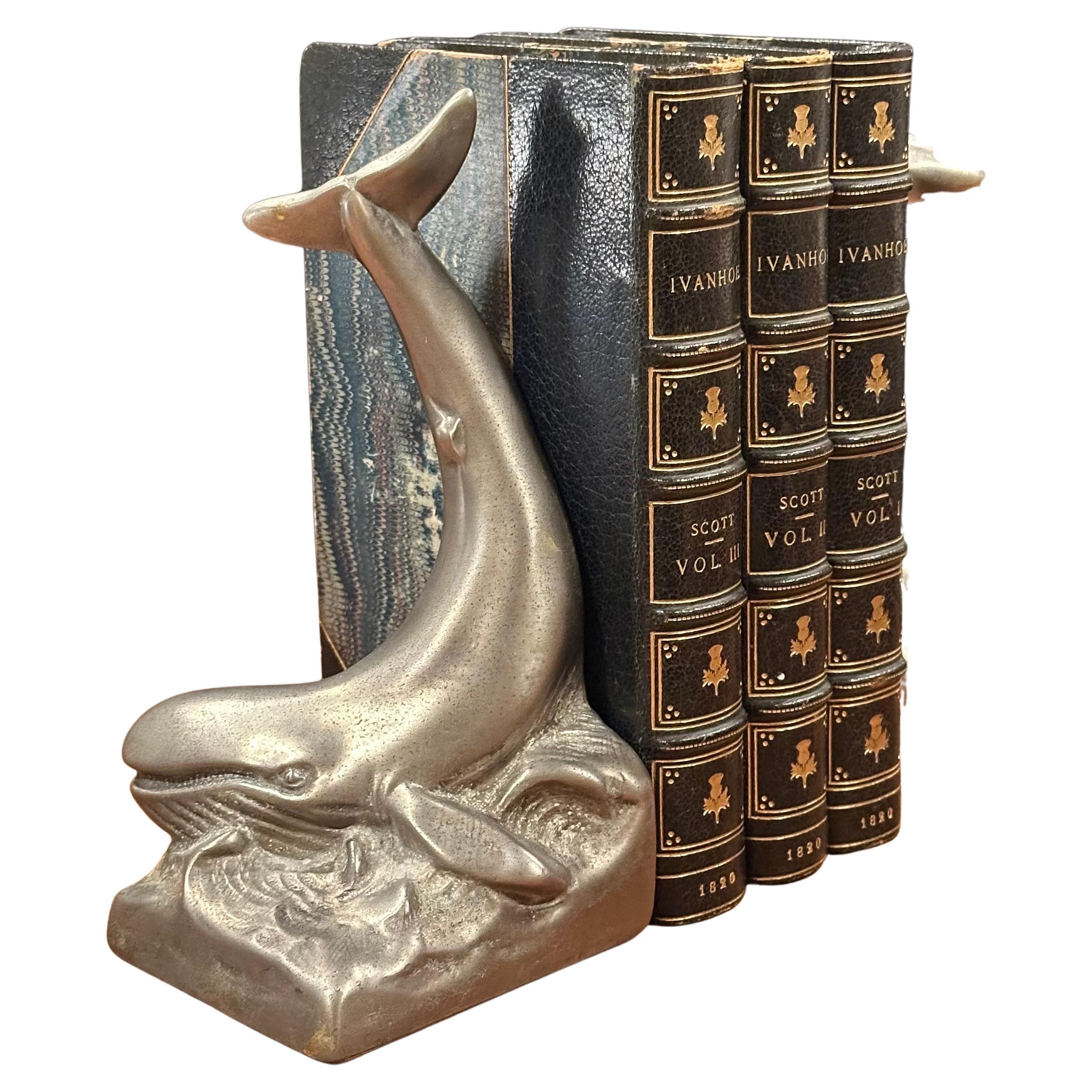 Paire de serre-livres baleines en nickel brossé vintage par P.M.P. Craftsman (Philadelphia Manufacturing Co.), vers les années 1970.  L'ensemble est en très bon état et mesure 7.25 