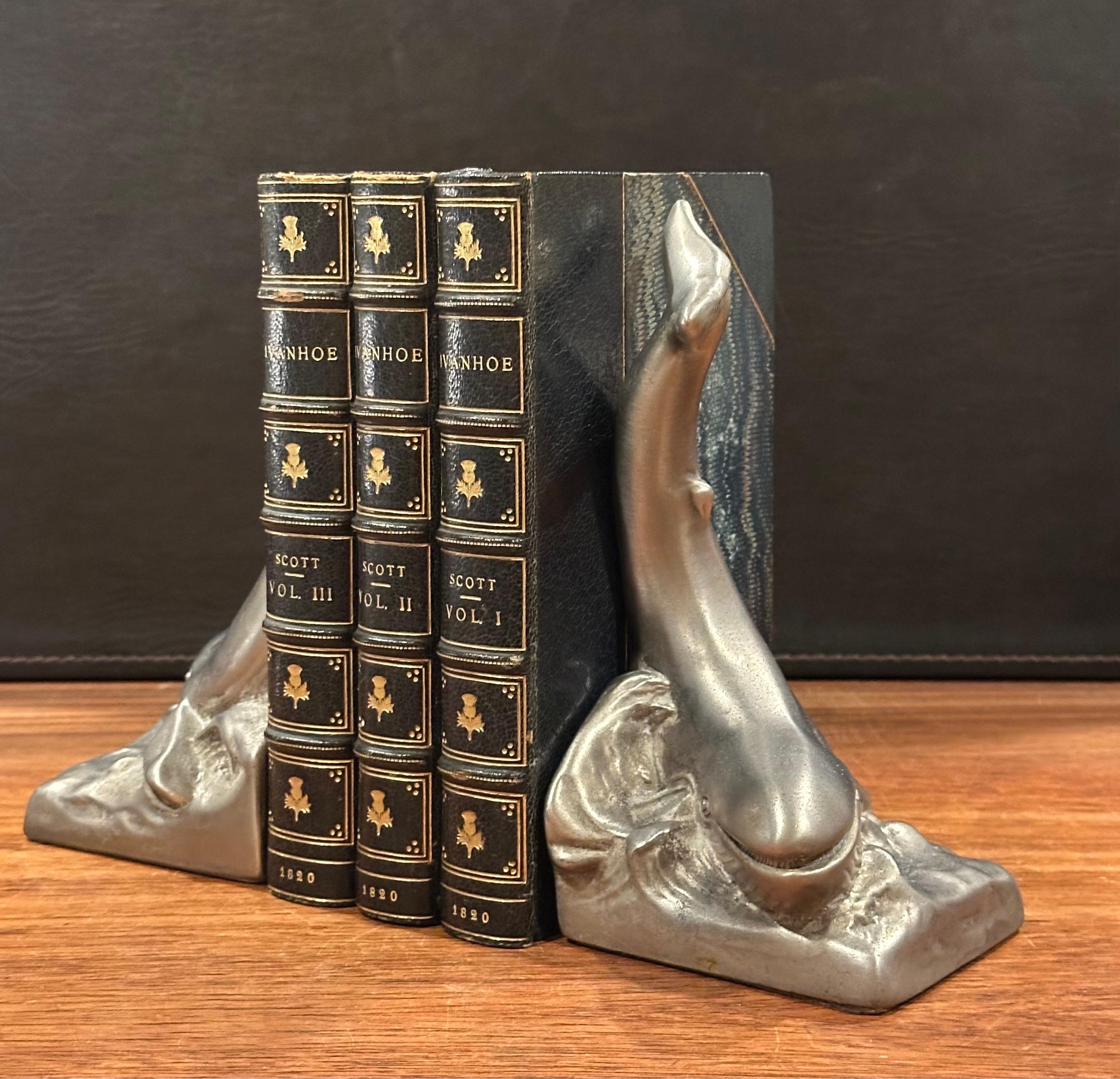 Paire de serre-livres vintage en nickel brossé représentant une baleine de P.M. Artisan en vente 1