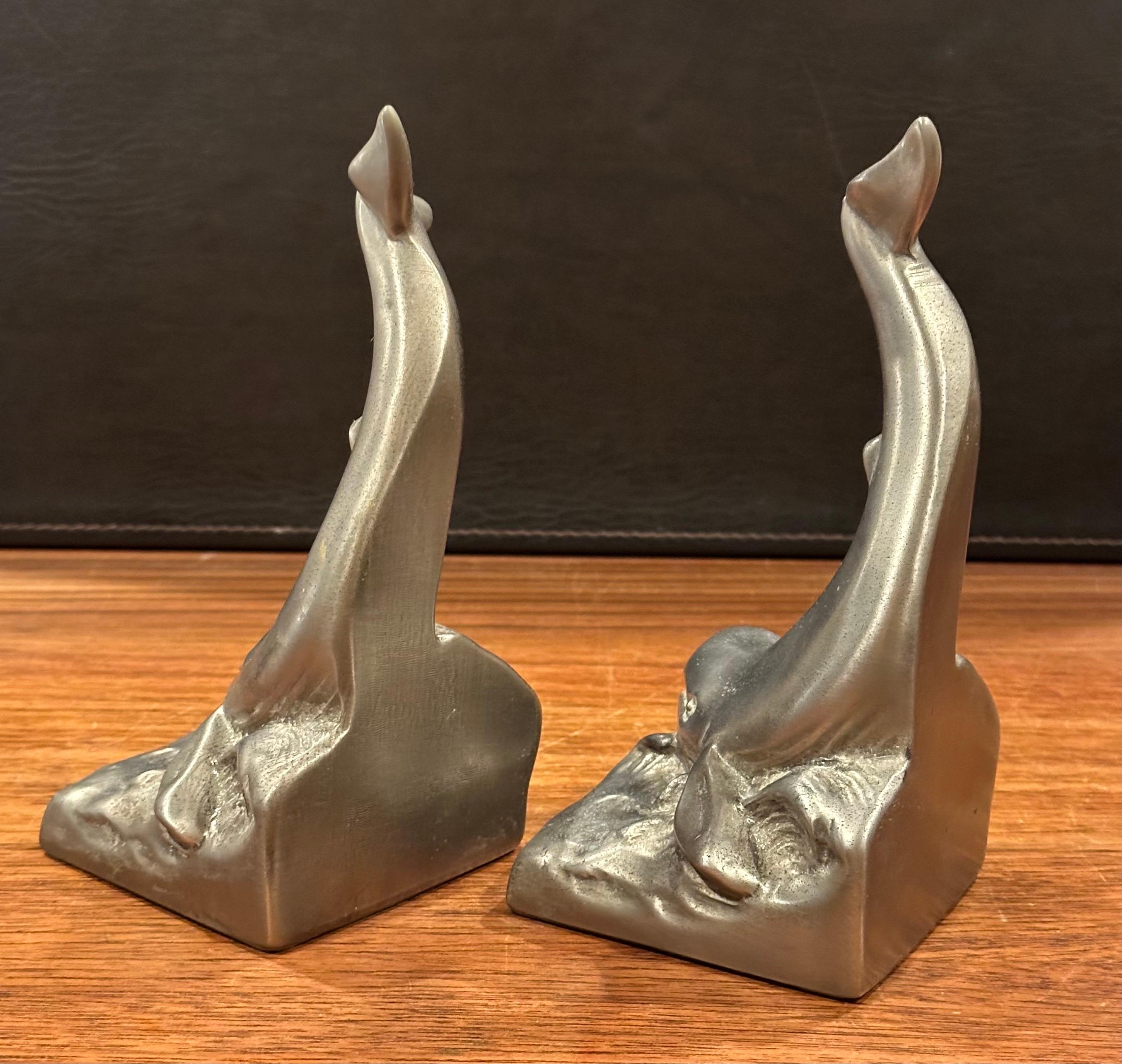 Paire de serre-livres vintage en nickel brossé représentant une baleine de P.M. Artisan en vente 2