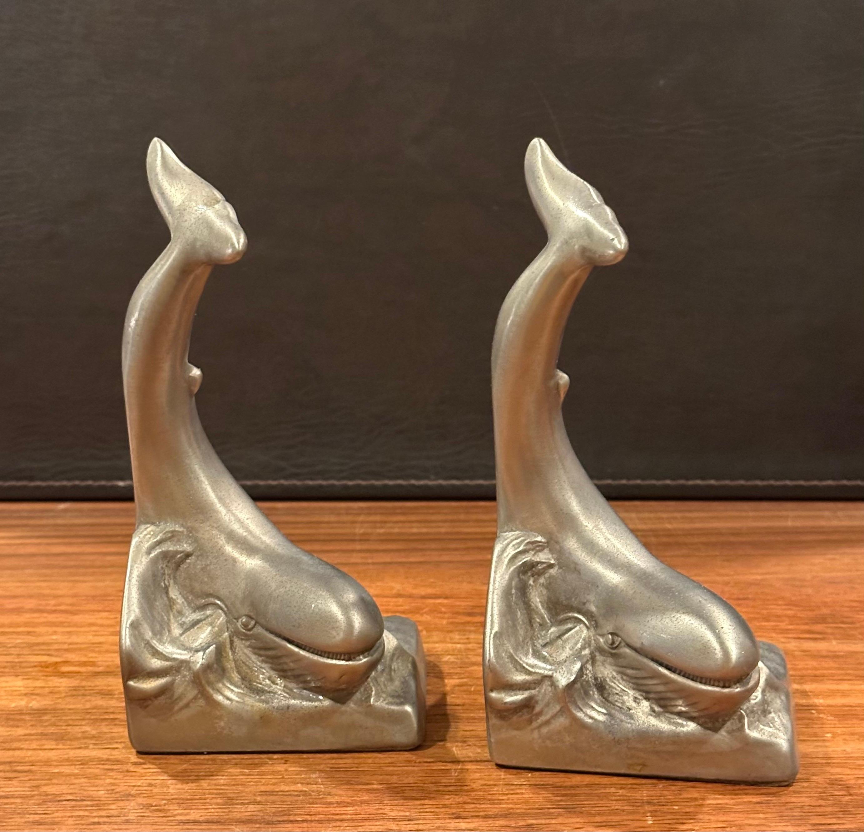 Paire de serre-livres vintage en nickel brossé représentant une baleine de P.M. Artisan en vente 3