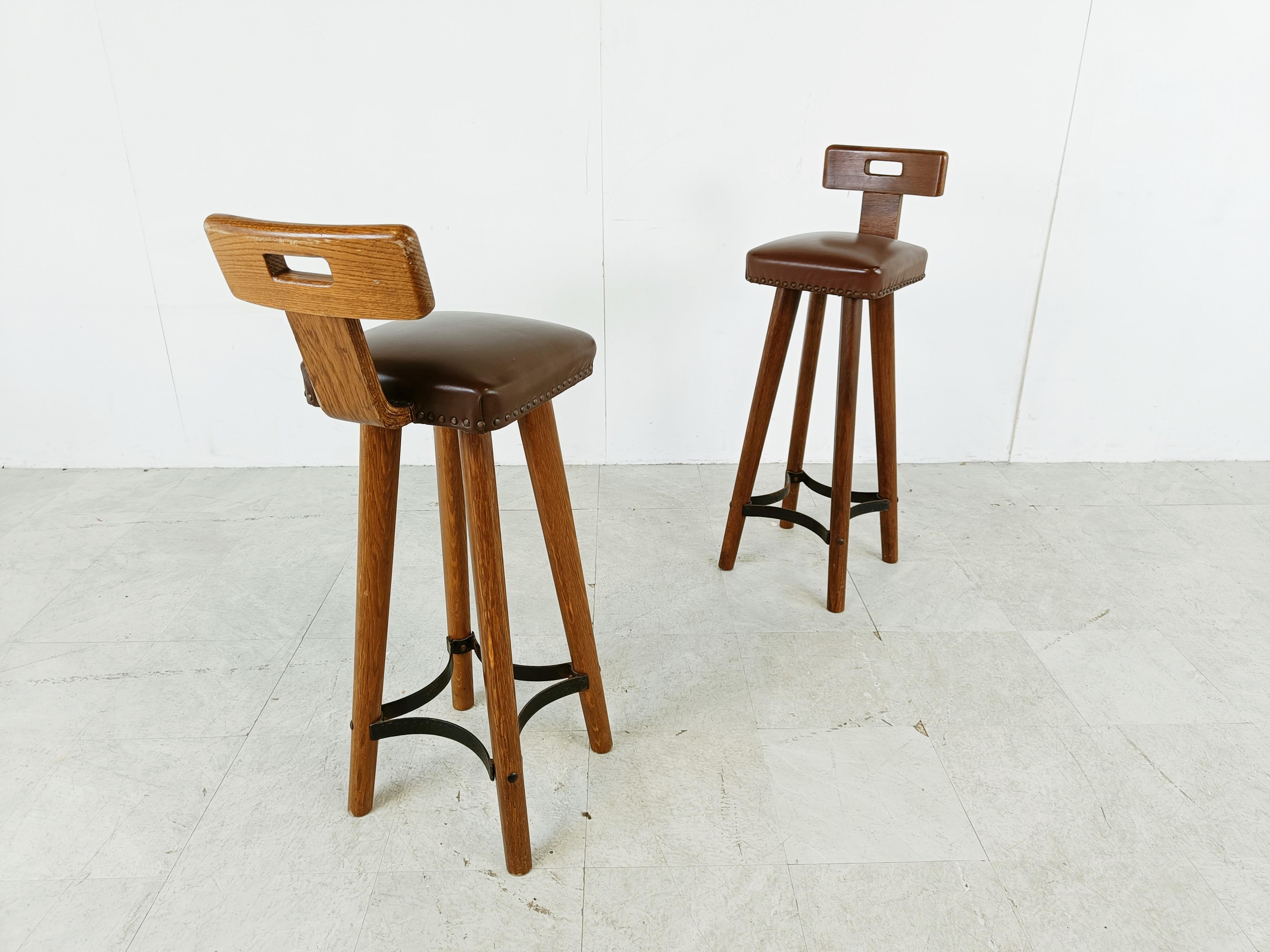 Pair of vintage brutalist bar stools, 1960s In Good Condition For Sale In HEVERLEE, BE