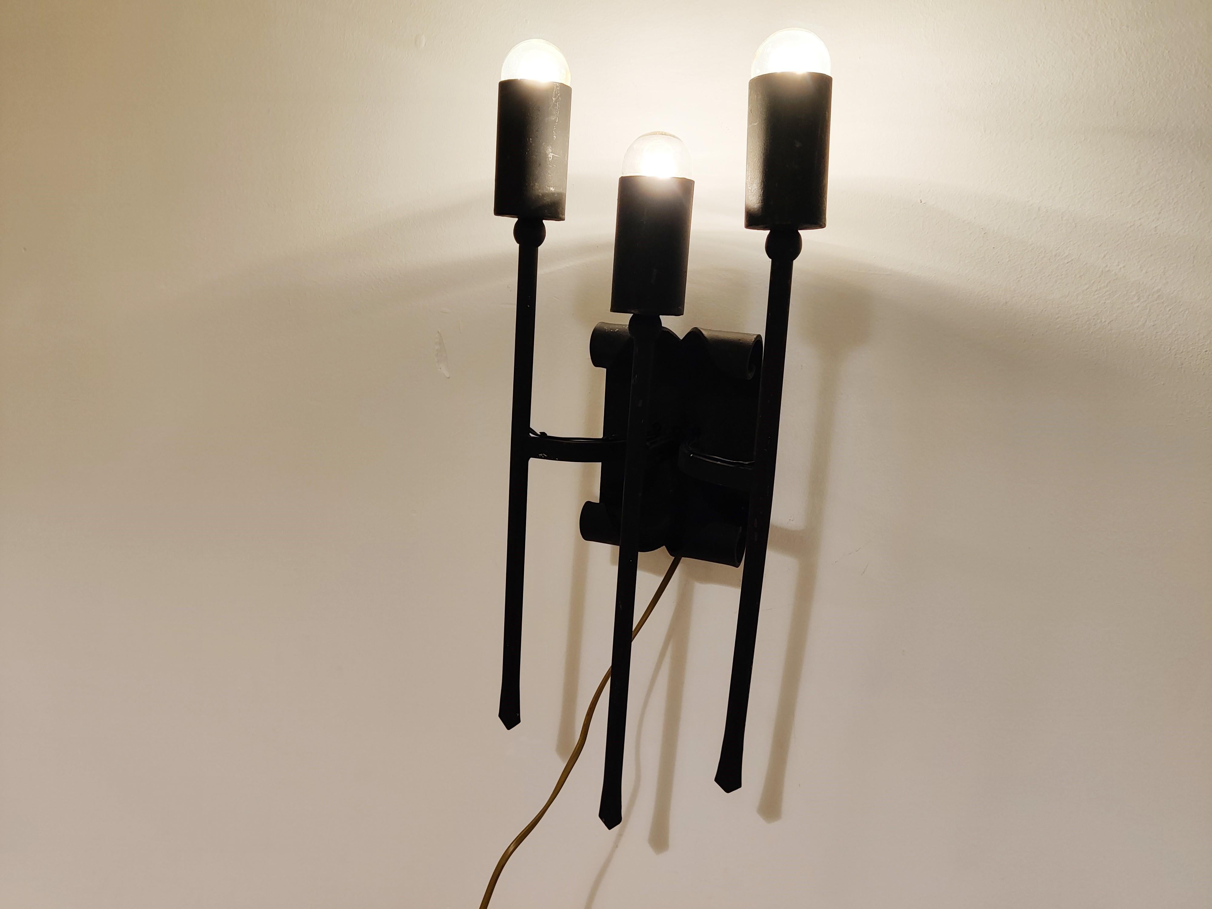 Pair of Spanish Brutalist torch wall lamps.

Each lamp has three E26/E27 lightpoints.

1960s - Belgium

Tested and ready to use

Dimensions:
Height: 53cm/20.86