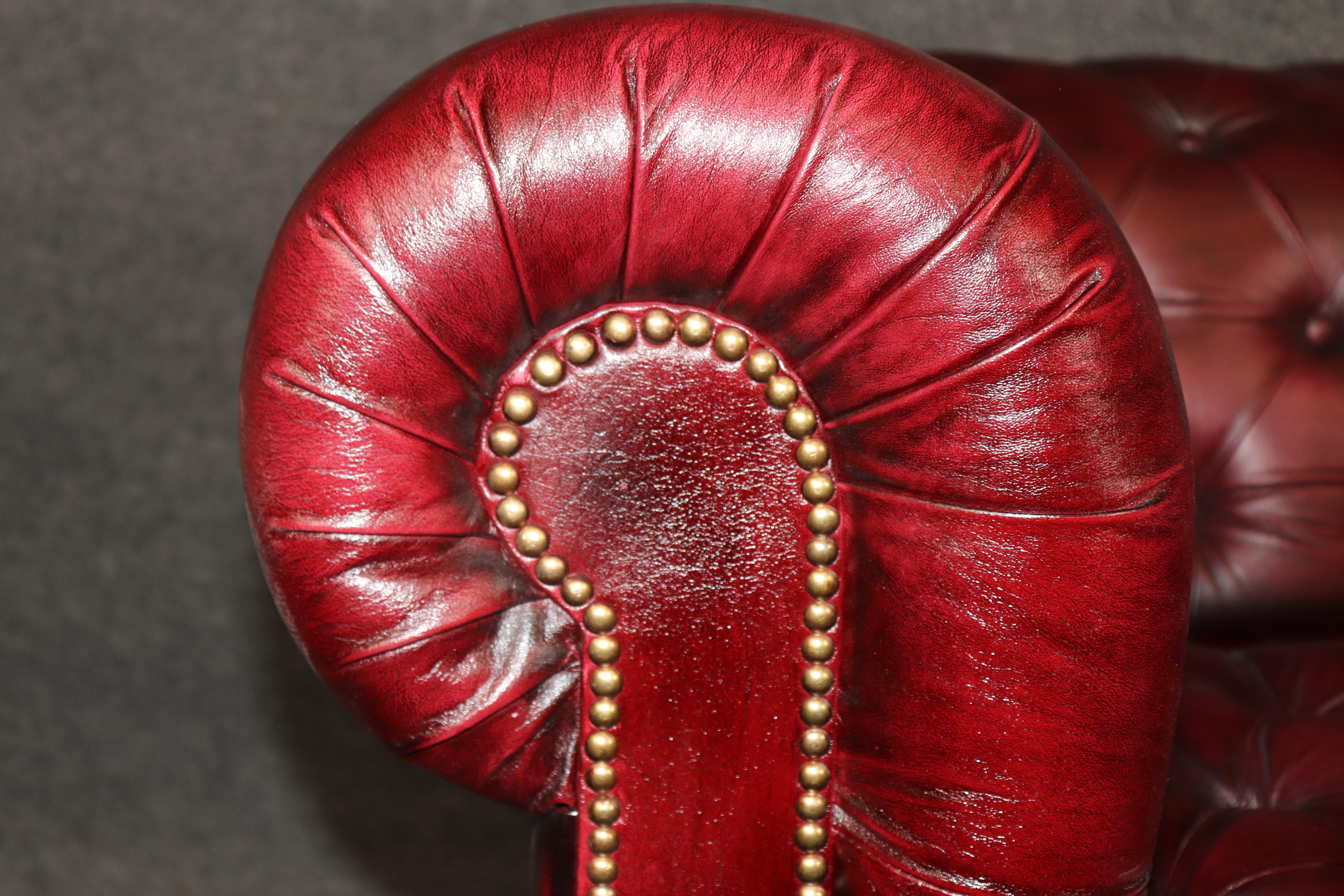 Coppia di poltrone club in stile Chesterfield con rivestimento in pelle borgogna d'epoca in vendita 3