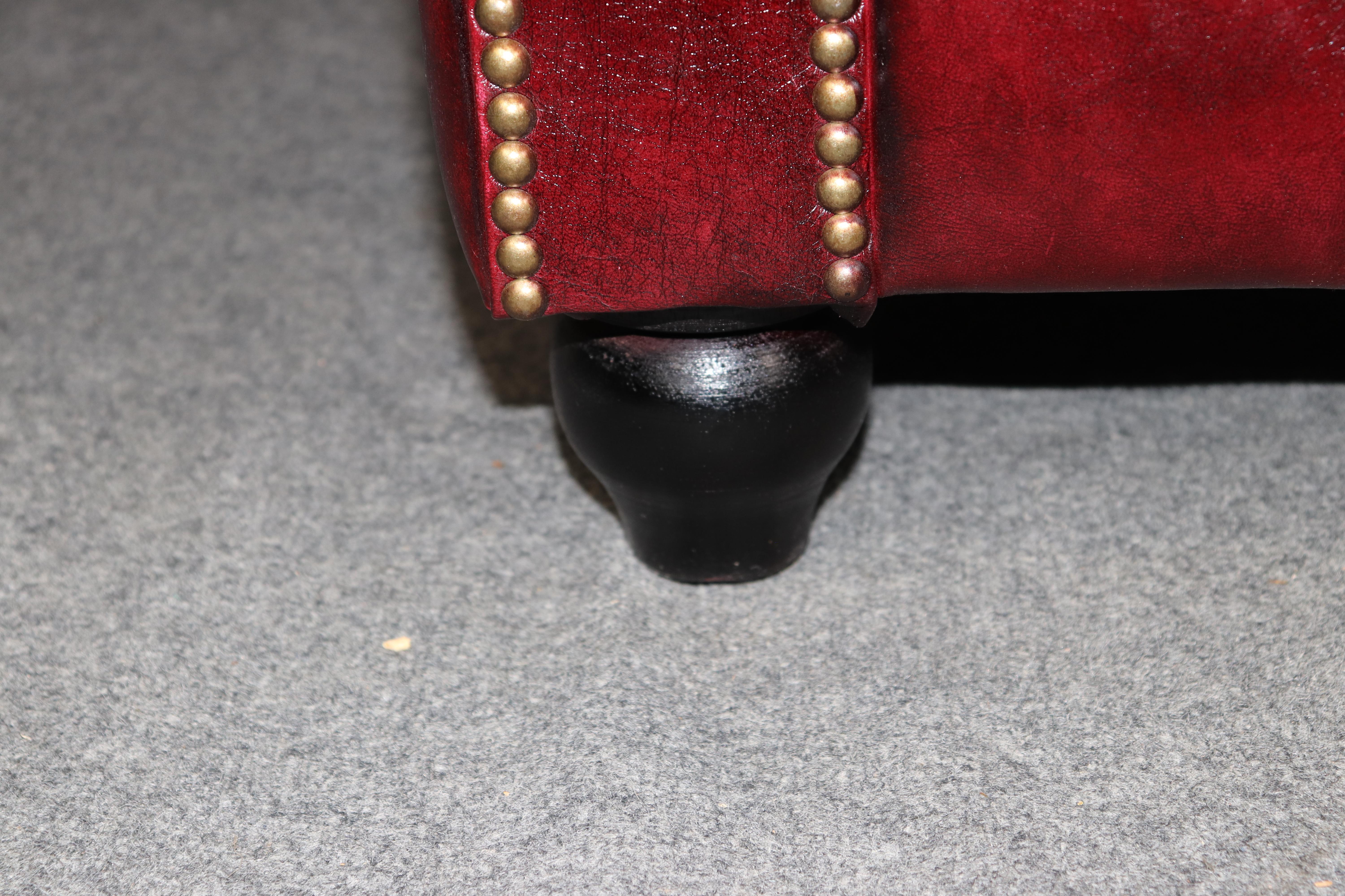 Coppia di poltrone club in stile Chesterfield con rivestimento in pelle borgogna d'epoca in vendita 4