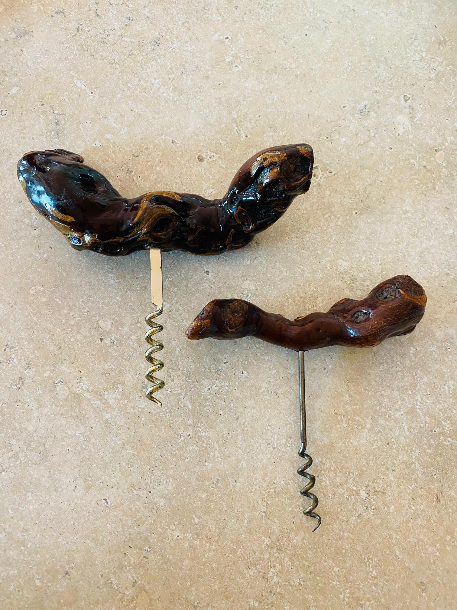 Schönes und skulpturales Paar Vintage-Korkenzieher im organischen Stil mit Griffen aus Wurzelholz, die mehr als beeindruckend sind.  Ein großartiges Geschenk und eine unglaubliche Bereicherung für jeden Liebhaber von Barware.  Großes Stück 6,5H,