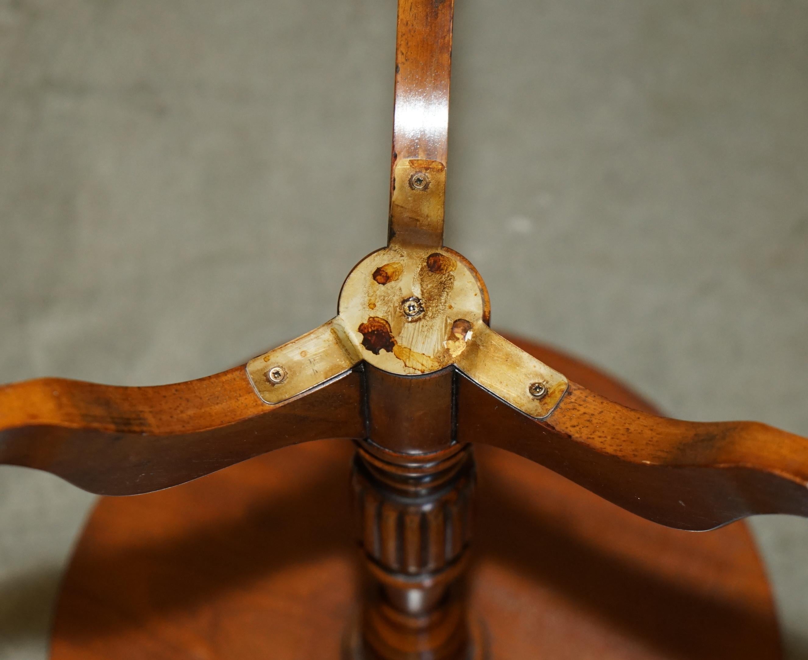 PAIR OF VINTAGE BURR WALNUT WiTH GALLERY RAILS SIDE END LAMP WINE TRIPOD TABLES For Sale 5