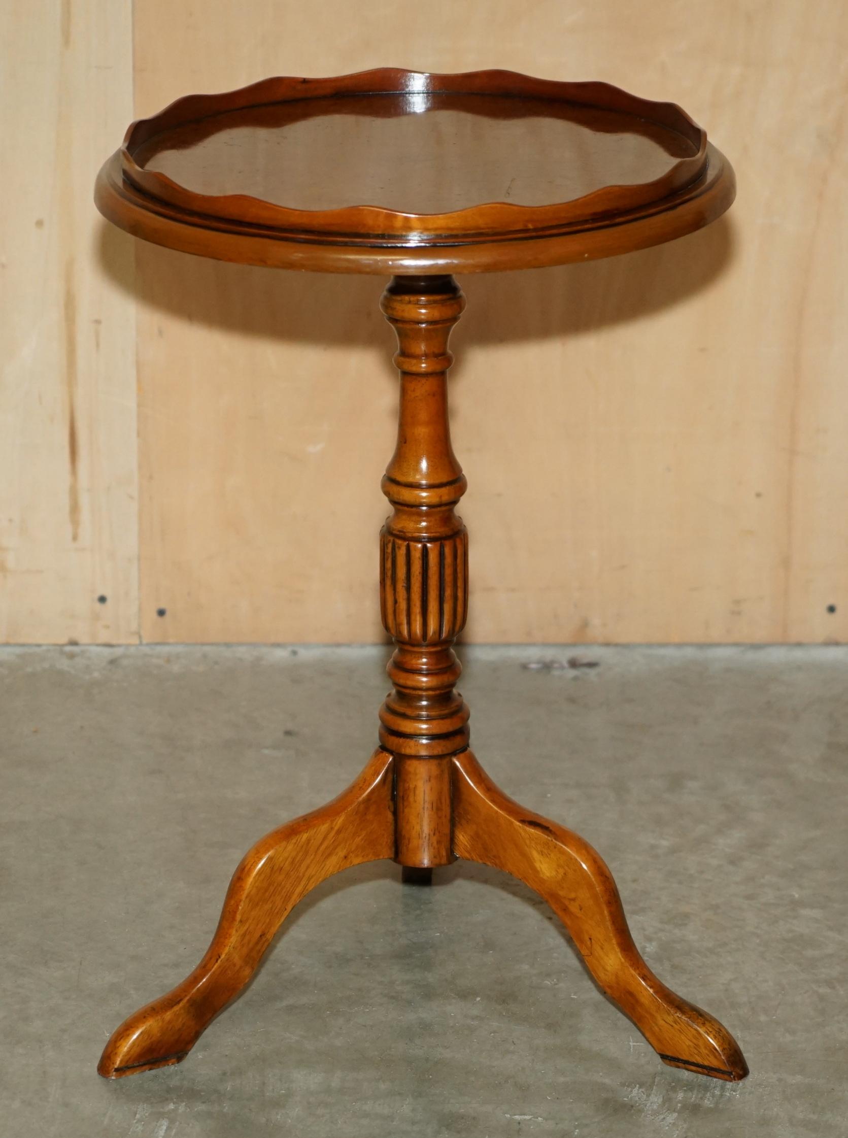 PAIR OF VINTAGE BURR WALNUT WiTH GALLERY RAILS SIDE END LAMP WINE TRIPOD TABLES For Sale 6