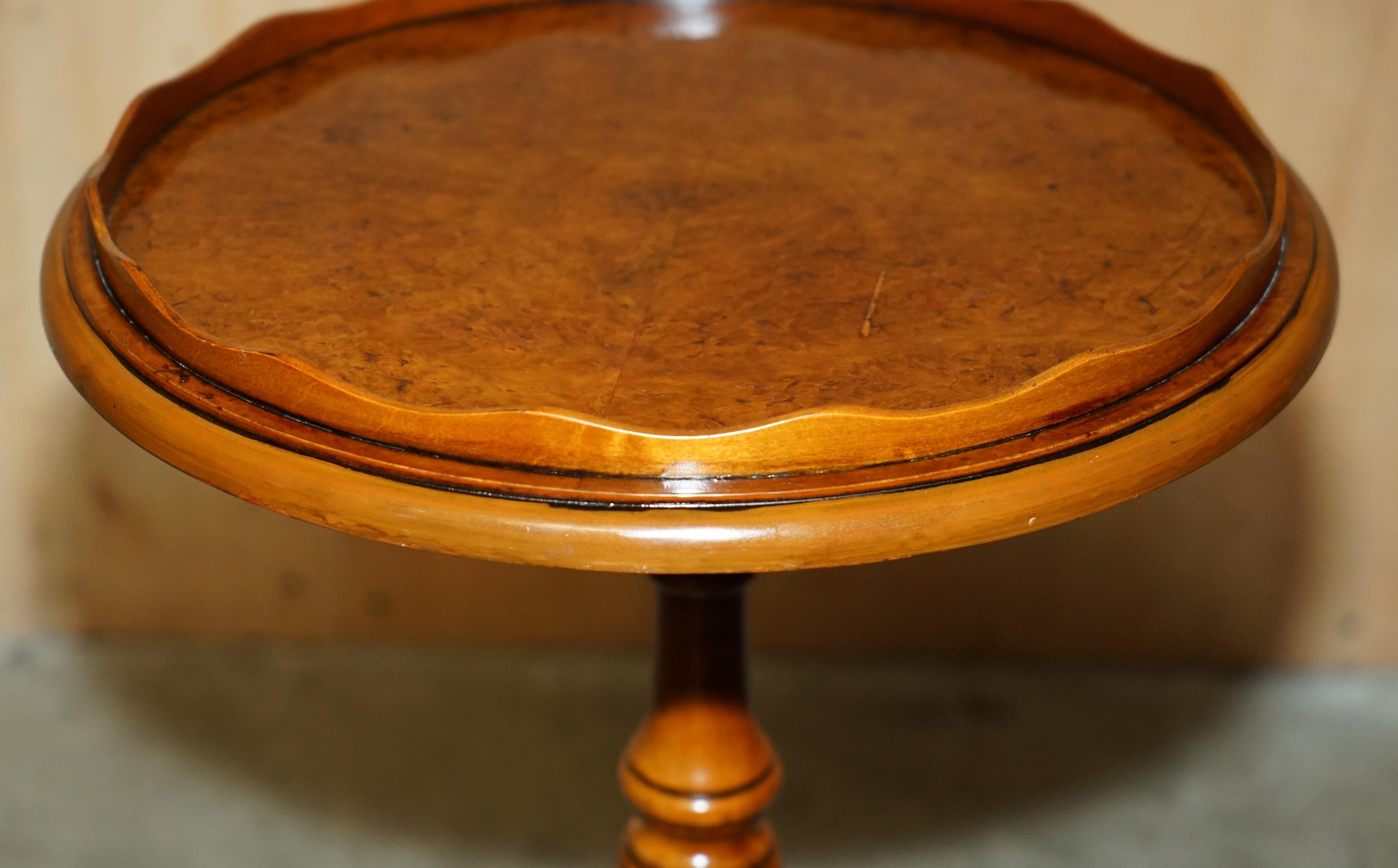 PAIR OF VINTAGE BURR WALNUT WiTH GALLERY RAILS SIDE END LAMP WINE TRIPOD TABLES For Sale 7