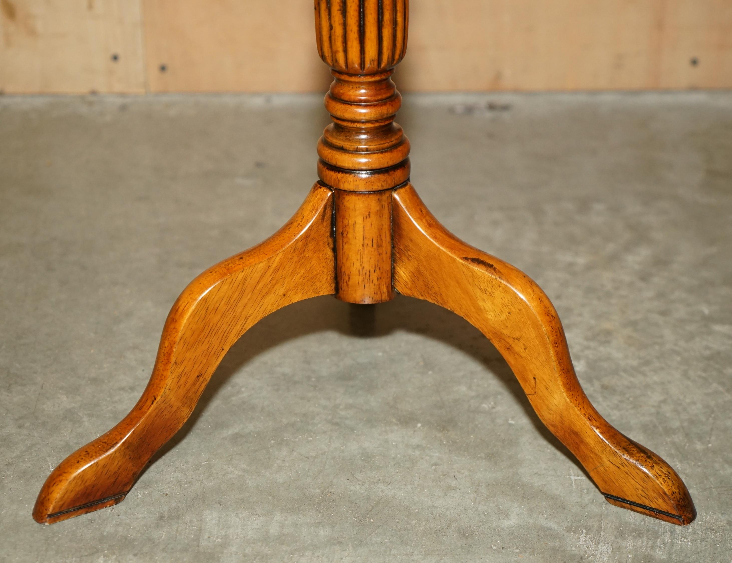 PAIR OF VINTAGE BURR WALNUT WiTH GALLERY RAILS SIDE END LAMP WINE TRIPOD TABLES For Sale 11
