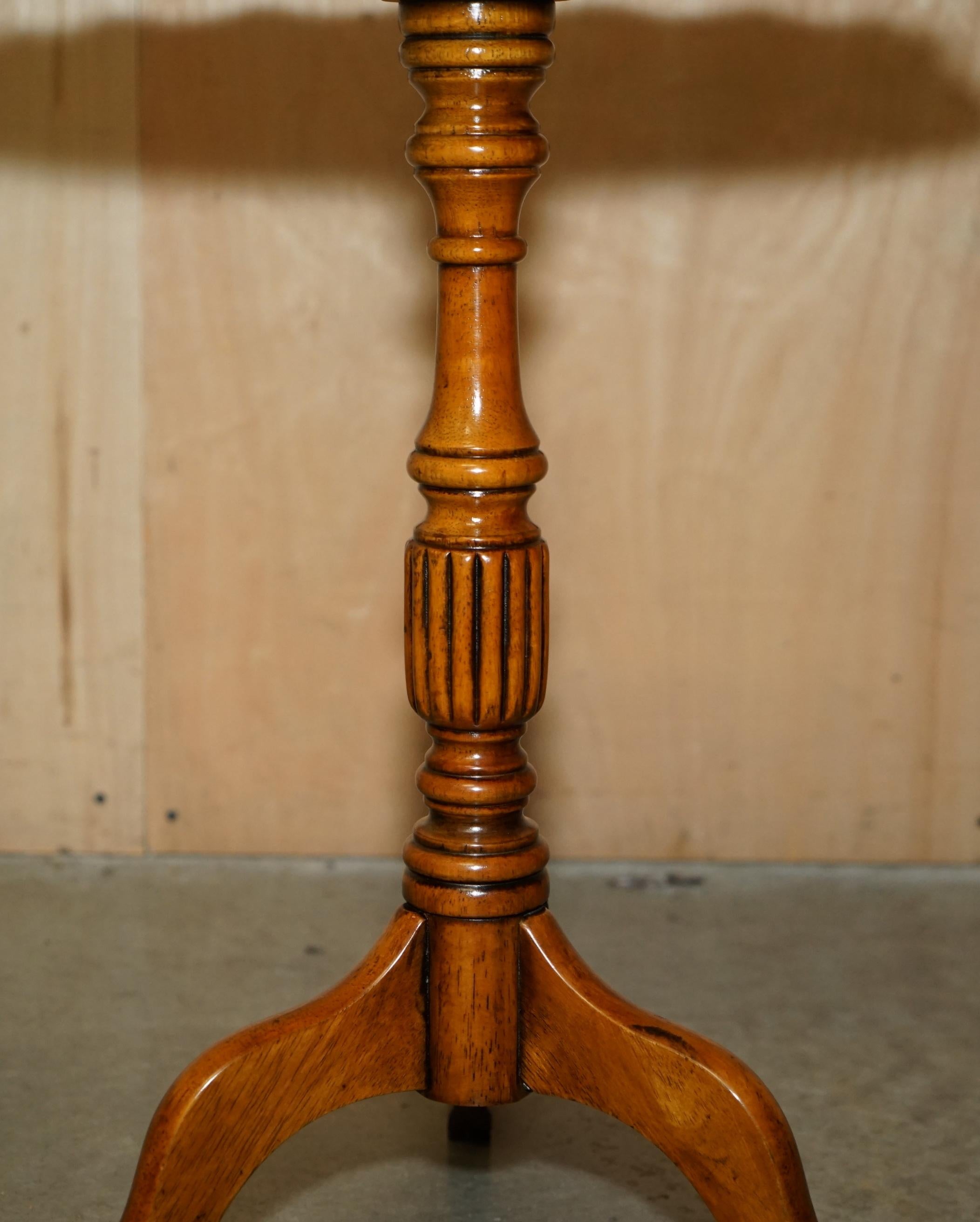 PAIR OF VINTAGE BURR WALNUT WiTH GALLERY RAILS SIDE END LAMP WINE TRIPOD TABLES For Sale 12