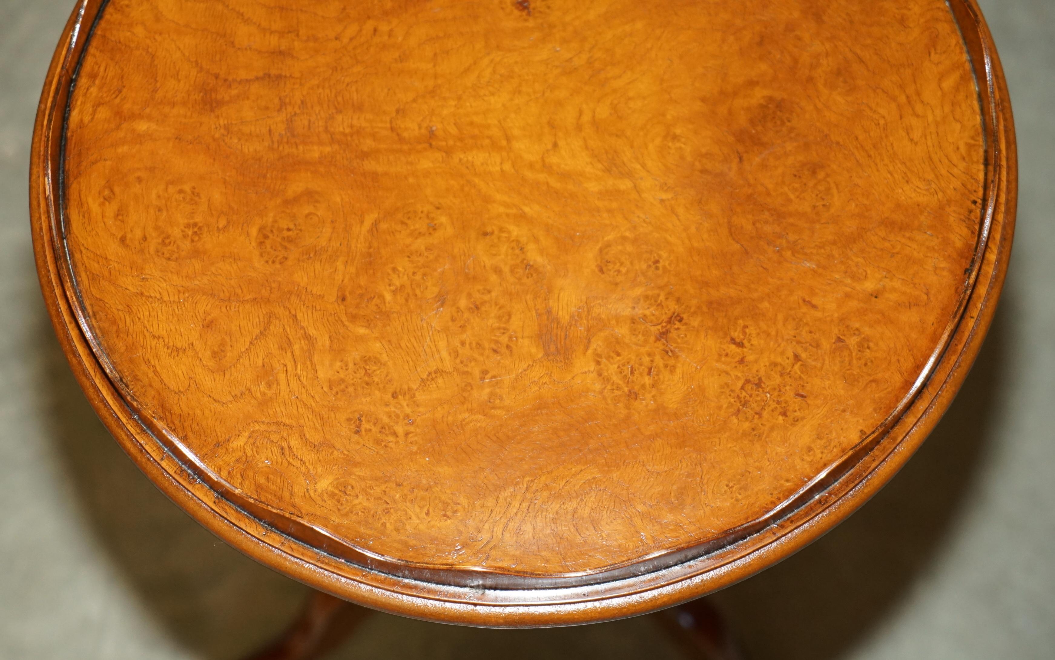 PAIR OF VINTAGE BURR WALNUT WiTH GALLERY RAILS SIDE END LAMP WINE TRIPOD TABLES In Good Condition For Sale In West Sussex, Pulborough