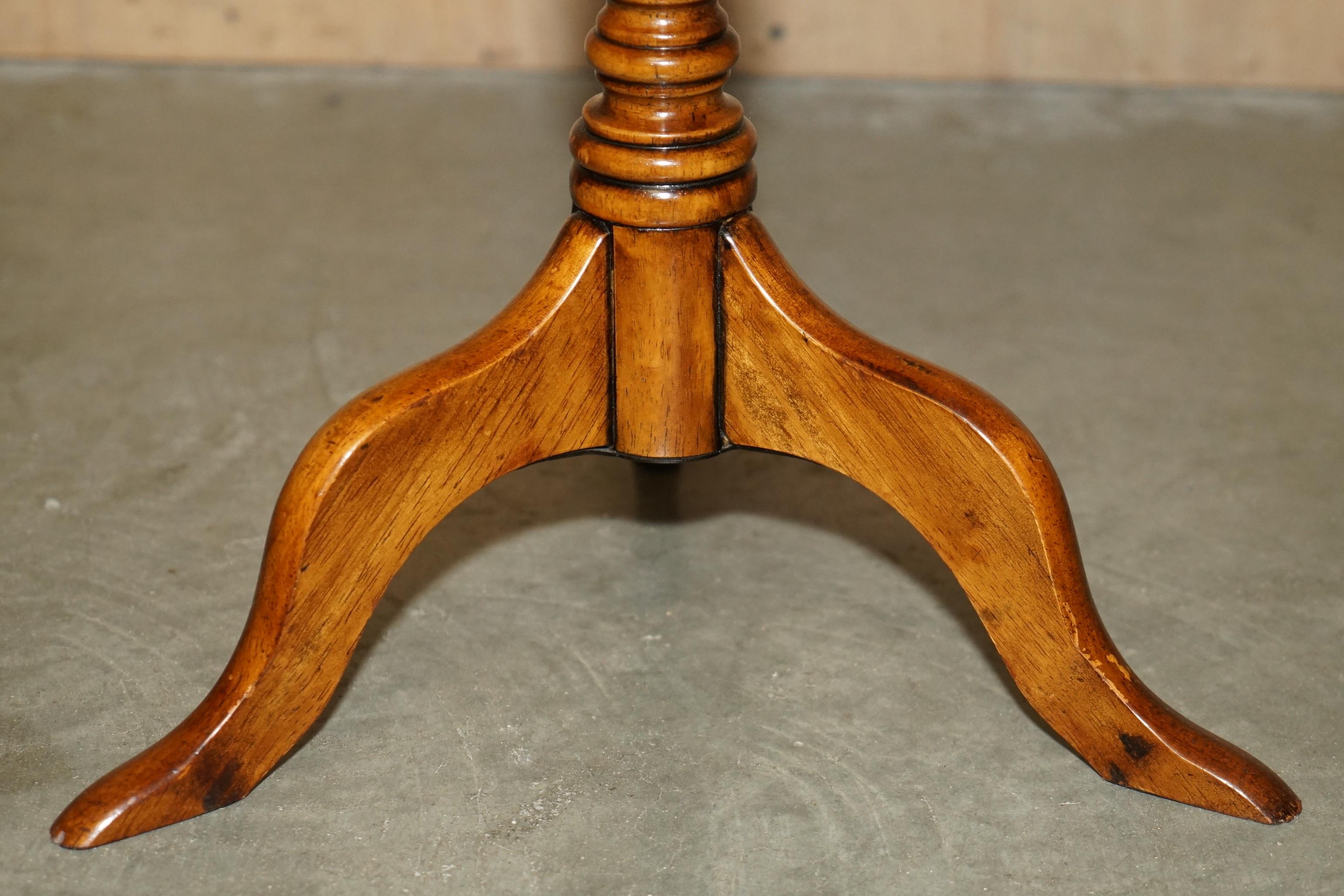 PAIR OF VINTAGE BURR WALNUT WiTH GALLERY RAILS SIDE END LAMP WINE TRIPOD TABLES For Sale 1